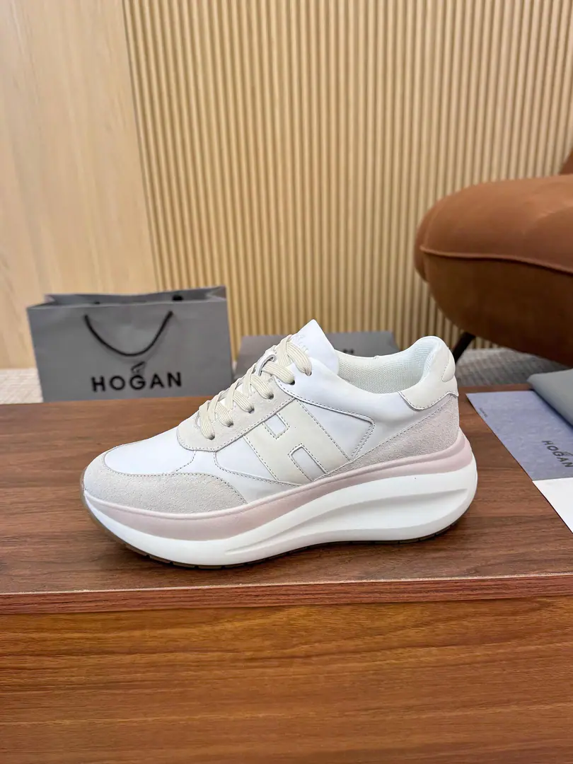 Plant Hogan's new money., One-to-one., HOGAN Chunky H The series is a fine set., ♪ Shining a promise ♪, Show a new wave of shape, He's a very good man and a very good man., Tell me about the newest thing in the world., It's modern., Trigger multi-faceted inspiration.. This sported shoe is made of a velvet skin of a napa., New sense of movement., Shoe-side line round, Sides are biggerHLetter, It's a very good job., The inner end of the memory bubble is light and comfortable.. 35-44