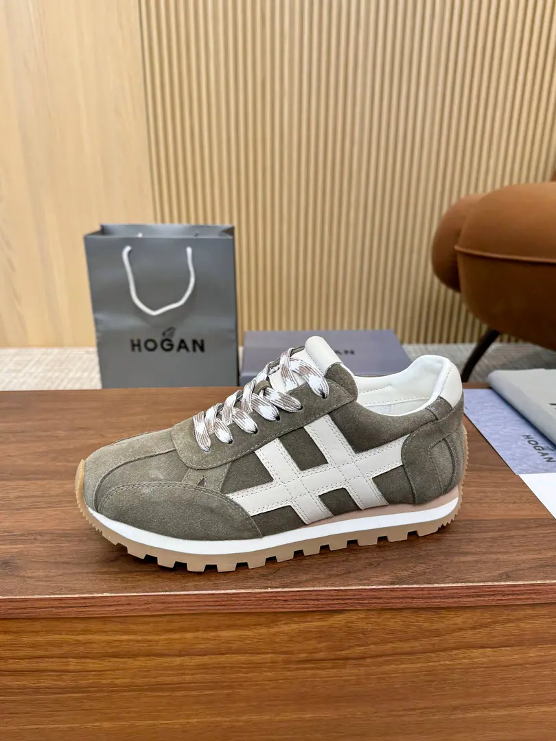 Plant Hogan's new., HOGANA couple's new item.86erSeriesH Retro recreational shoes., Shoe belt design, It's a little delicate and a little more obvious., The soles of the shoe are embedded in the outdoor boots element., Shoe-faced strips flow., It's made of polished leather., Morden Fashion, A couple of elegant mounds., The inner depth of the memory bubble is soft and comfortable.. The goddess of the man must choose the shoes., 35-44, （45/46Do it.）, The transmission will blow.……. [John.][John.][John.]