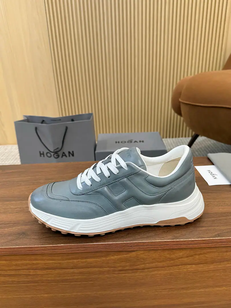 Plant HOGAN·Hogan. 2026New transfer will blow. H-STRIPESA series of couple-skinned old dad's sneakers and leisure sports shoes.. Top Version🔝Original purchase development for sale👍🏻 This sectionH-STRIPESThe series of sneakers were designed to increase their impact in a high-balled depth., It's a new life for the whole shoe., ♪ The shuttle is a dream ♪, - Get the focus., And the modernity of the city.. 🤩 💜Fabulous.: Original custom-made imported cattle leather material 💛Uchi.: In original cow skin. 💚Shoes under the sole.: The only one who's got a very light model is a very high-weight bullet material. ❤️Bottom: NYO4.5cm 🤍Codes: Women36-44, （35/45/46You're gonna have to do it or not.）