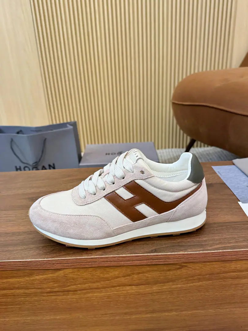 Plant Hogan's new show. A sports and leisure shoe that moves a couple of couples., FromHOGANIntentional work from previous years, A little more to the ancients., I'm playing the sports wind., The combination of super soft shoes and the wind of the past., The invisible and the high soles are very strong., But I'm not losing my motor energy.. Shoes are made of fury leather fabrics., Side.HLetter pattern deferred to the rear., There's a shoe under the sole.HNail, The inner depth of the memory bubble is comfortable., And bring light and comfortable experiences of wearing.. You deserve it., 35-44Code, 45/46- It's a deal.