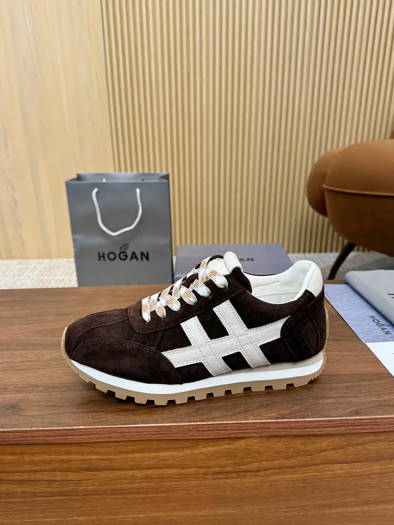 Plant Hogan's new., HOGANA couple's new item.86erSeriesH Retro recreational shoes., Shoe belt design, It's a little delicate and a little more obvious., The soles of the shoe are embedded in the outdoor boots element., Shoe-faced strips flow., It's made of polished leather., Morden Fashion, A couple of elegant mounds., The inner depth of the memory bubble is soft and comfortable.. The goddess of the man must choose the shoes., 35-44, （45/46Do it.）, The transmission will blow.……. [John.][John.][John.]
