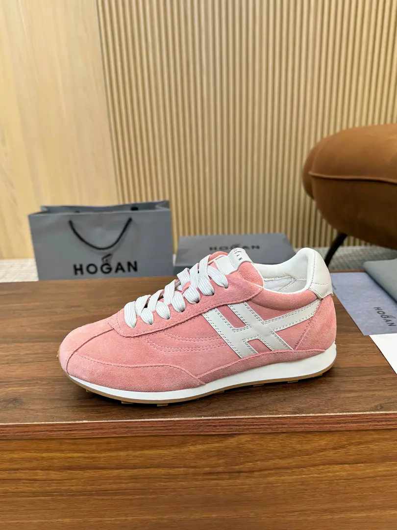Plant Hogan's new show. A sports and leisure shoe that moves a couple of couples., FromHOGANIntentional work from previous years, A little more to the ancients., I'm playing the sports wind., The combination of super soft shoes and the wind of the past., The invisible and the high soles are very strong., But I'm not losing my motor energy.. Shoes are made of fury leather fabrics., Side.HLetter pattern deferred to the rear., There's a shoe under the sole.HNail, The inner depth of the memory bubble is comfortable., And bring light and comfortable experiences of wearing.. You deserve it., 35-44Code, 45/46- It's a deal..