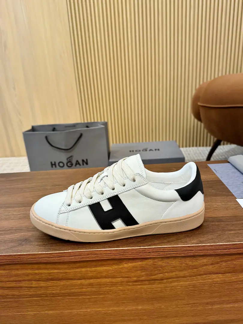 Plant Top Version: Same shoe for men and women. HoganHogan. LatestPlatformRecreation series Sports shoes - Tetsu. Original procurement development Make the goods. This one.PlatformSports and leisure shoes, Lines, Reconstruct style, - Let it out. - Good pace.. Smart, ancient elements and urban fashions., The shoes are simple and easy, and they're not new. Send a cabinet for fine packaging🛍📦 ▪️Fabulous.: Original customized import of head-level cattle skin ▪️Uchi.: Original custom customised in soft sheep skin ▪️Otsumi!: Original modeling slide-proof rubber floor ▪️Bottom: 4.5CM ▪️Size: Female36-44Code, （35/45/46It's a deal or a deal.）
