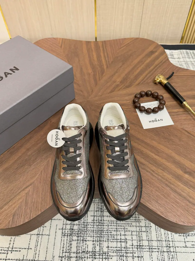Get out of the factory. Hogan's new money is fresh., HoganMicrobills, leisure sneakers.HXM3710CRNC Same pair of shoes., Lines are loose The soles are light., The inner end of the memory bubble is light and comfortable., Headstart.. 35-44Code, 45- It's a deal.. The transmission will blow.……