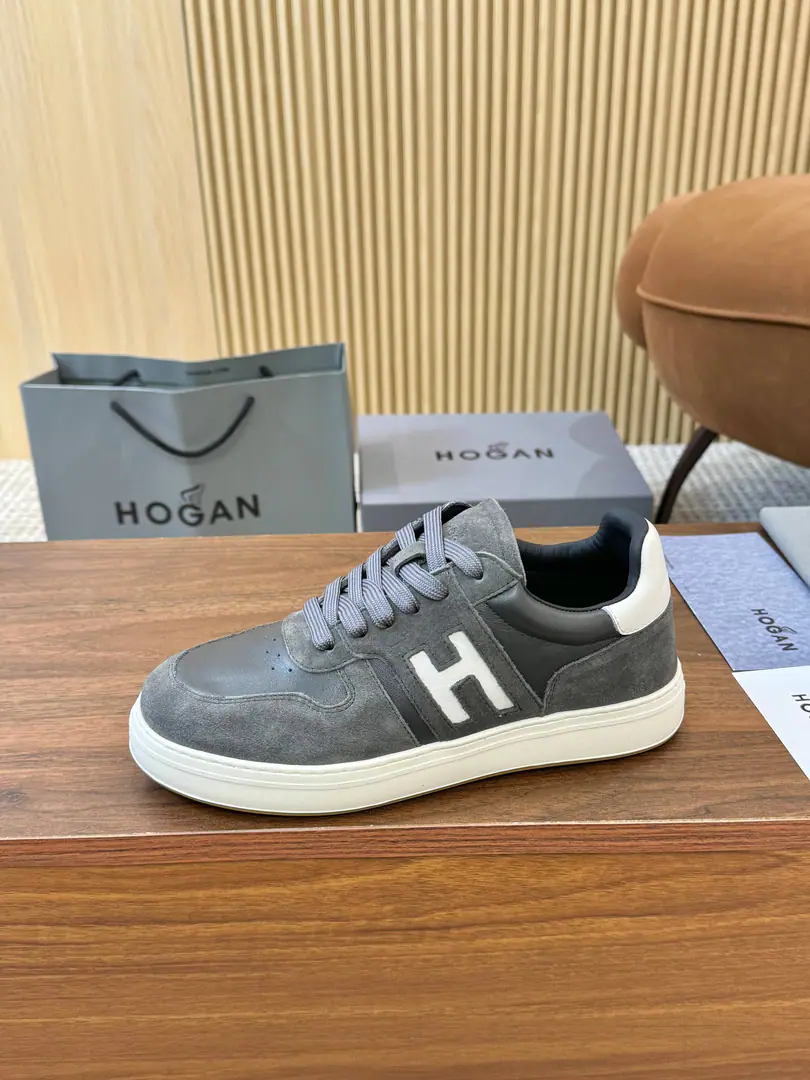Get out of the factory. Hogan's new money is fresh., HOGAN H-TVSports and leisure shoes, Lines are simple and easy., - Yeah.80Age Elements, It's a resounding thing., Comfortable start., Join with the others., ♪ To spread the new street fashion ♪, Expressing a leap of personality.. Classic bump color., I want my shoe face in the basketball element., Side patchesHGN86Marking, The soles of the shoes are light., The inner end of the memory bubble is light and comfortable.. 35-44Code, 45- It's a deal.. The transmission will blow.……