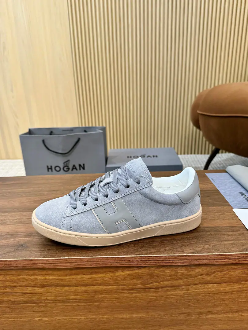 Plant Top Version: Same shoe for men and women. HoganHogan. LatestPlatformRecreation series Sports shoes - Tetsu. Original procurement development Make the goods. This one.PlatformSports and leisure shoes, Lines, Reconstruct style, - Let it out. - Good pace.. Smart, ancient elements and urban fashions., The shoes are simple and easy, and they're not new. Send a cabinet for fine packaging🛍📦 ▪️Fabulous.: Original customized import of head-level cattle skin ▪️Uchi.: Original custom customised in soft sheep skin ▪️Otsumi!: Original modeling slide-proof rubber floor ▪️Bottom: 4.5CM ▪️Size: Female36-44Code, （35/45/46It's a deal or a deal.）