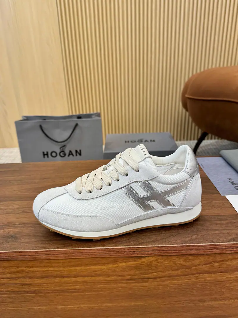 Plant Hogan's new show. A sports and leisure shoe that moves a couple of couples., FromHOGANIntentional work from previous years, A little more to the ancients., I'm playing the sports wind., The combination of super soft shoes and the wind of the past., The invisible and the high soles are very strong., But I'm not losing my motor energy.. Shoes are made of fury leather fabrics., Side.HLetter pattern deferred to the rear., There's a shoe under the sole.HNail, The inner depth of the memory bubble is comfortable., And bring light and comfortable experiences of wearing.. You deserve it., 35-44Code, 45/46- It's a deal..