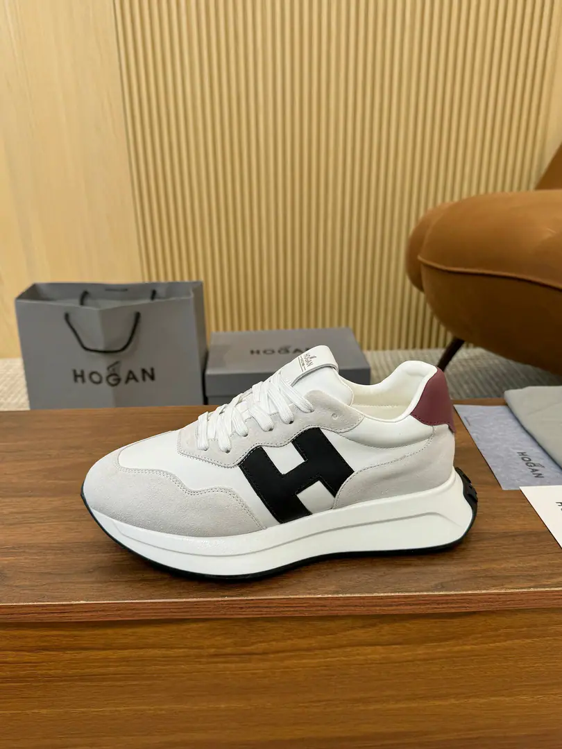 HOGAN·Hogan. The classic new money transfer is going to blow. H-STRIPESA series of couple-skinned old dad's sneakers and leisure sports shoes.. Top Version🔝Original purchase development for sale👍🏻 This sectionH-STRIPESThe series of sneakers were designed to increase their impact in a high-balled depth., It's a new life for the whole shoe., ♪ The shuttle is a dream ♪, - Get the focus., And the modernity of the city.. 🤩 💜Fabulous.: Original custom-made imported cattle leather material 💛Uchi.: In original cow skin. 💚Shoes under the sole.: The only one who's got a very light model is a very high-weight bullet material. ❤️Bottom: NYO4.5cm 🤍Codes: Women35-44（45-46Do it.）No, no, no, no, no..
