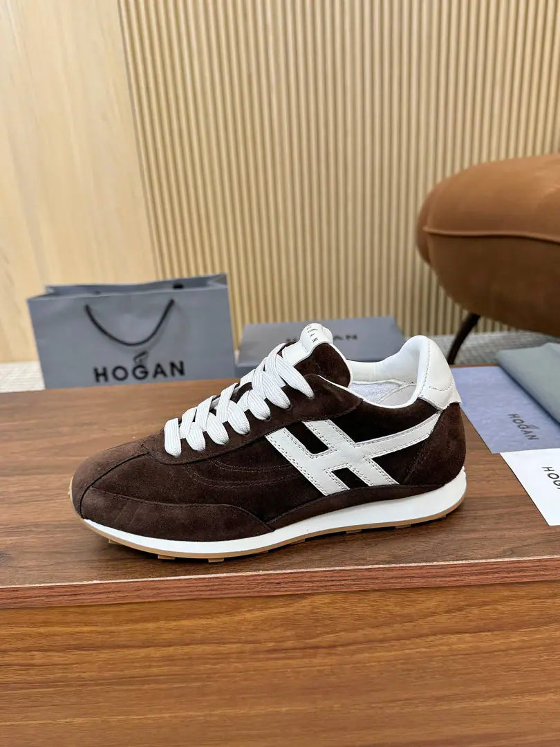 Plant Hogan's new show. A sports and leisure shoe that moves a couple of couples., FromHOGANIntentional work from previous years, A little more to the ancients., I'm playing the sports wind., The combination of super soft shoes and the wind of the past., The invisible and the high soles are very strong., But I'm not losing my motor energy.. Shoes are made of fury leather fabrics., Side.HLetter pattern deferred to the rear., There's a shoe under the sole.HNail, The inner depth of the memory bubble is comfortable., And bring light and comfortable experiences of wearing.. You deserve it., 35-44Code, 45/46- It's a deal..