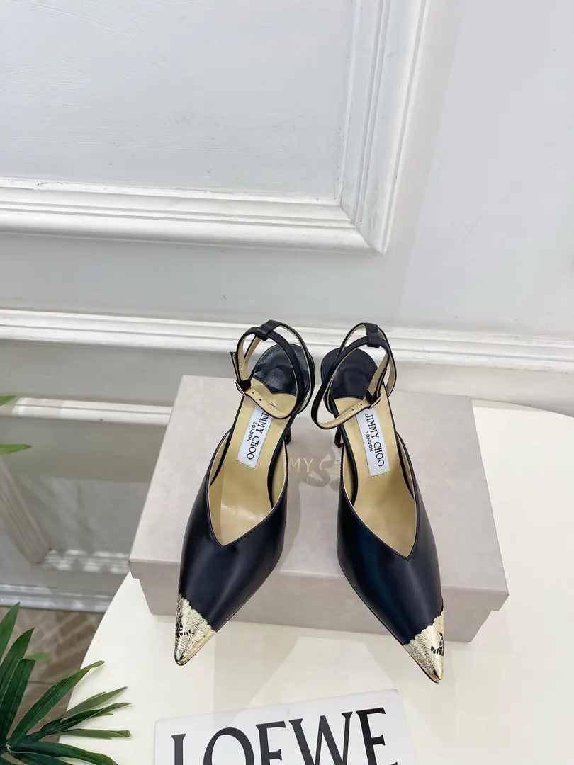 JimmyChoo Jimmy Chow. 26𝐬𝐬 ✨ 2026New The cabinet is up to date.JCMetal heads, heels, sandals. BS- A gift. A super comfortable shoe with its feet., It's been a long time., The charm of fashion begins with the foot., ♪ I'm jealous of my eyes ♪, The sharp heels this year are more rosy., It's starting to lead fashion again., I'll take a look. ！ Shoe.: Original high-prescription leather Uchi.: Imports of sheep's skin Otsumi!: The original Italian is a big one. He's tall.: 10cm Size: 35~39（40.41I'll make sure I don't change it.） Plant price Numbering: 2608045