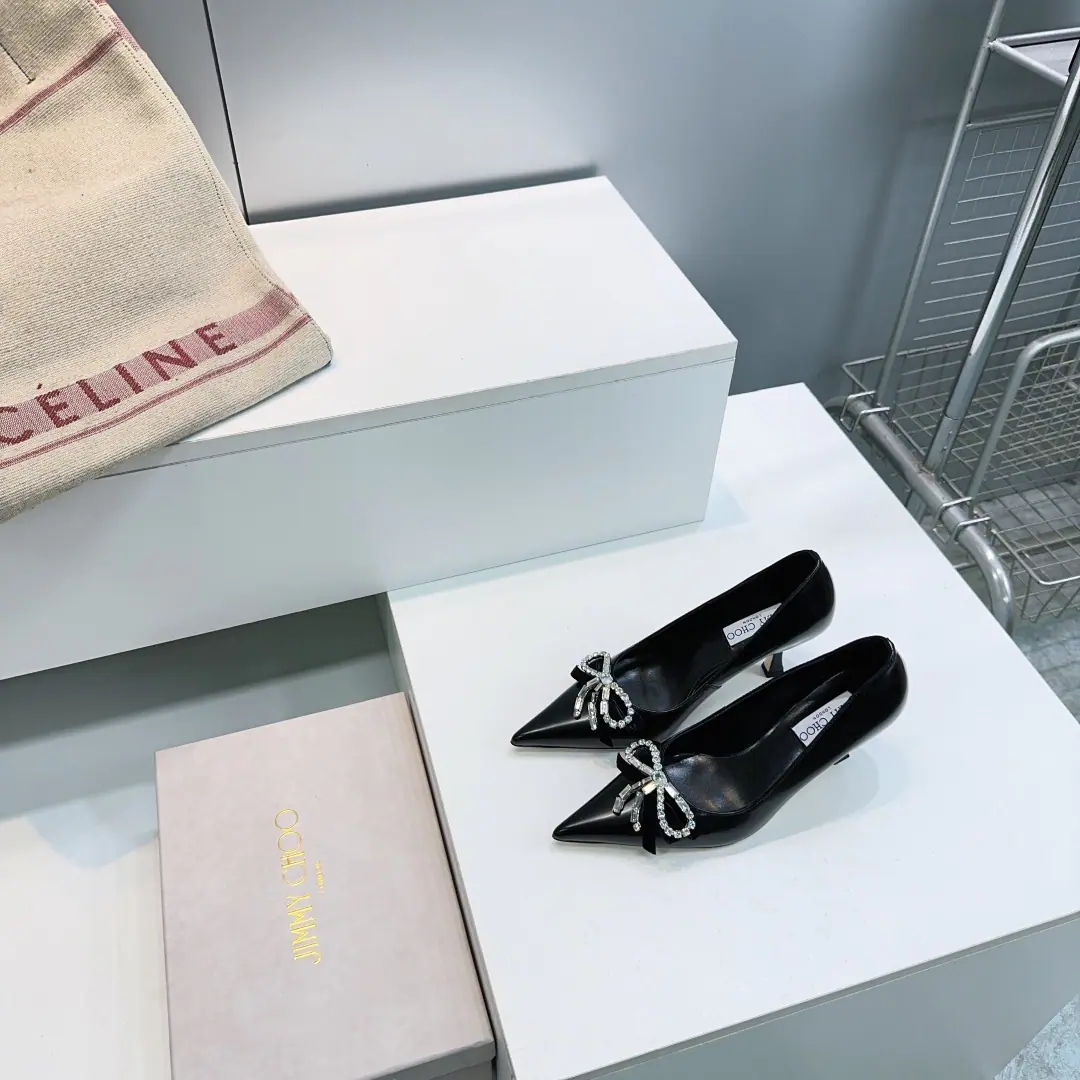 High quality out of the plant.！Top Quality🔥Jimmy Choo 26The Spring and Summer Blossoms are a series of high-head and hot-shoes.！JCNew paragraph High heels Single shoes.🔥 The line between shoe-shoe and jewelry is blurred. Clear. JC Style Design. ♪ Beautifully strutting, It's like wearing a nice ankle for a foot.. There are other fine crystals in the back of the line., Show me the shoes., "with the pointy head." 6.5Cms of thin and tall heel., Fashionful eye-sucking., It's hard to forget. The shoe is imported into the oxen./Gretel. I'll put my foot on the skin inside. Italian imports are so thick. Codes:35-42（40 41 42No. No.） Prefixed packaging