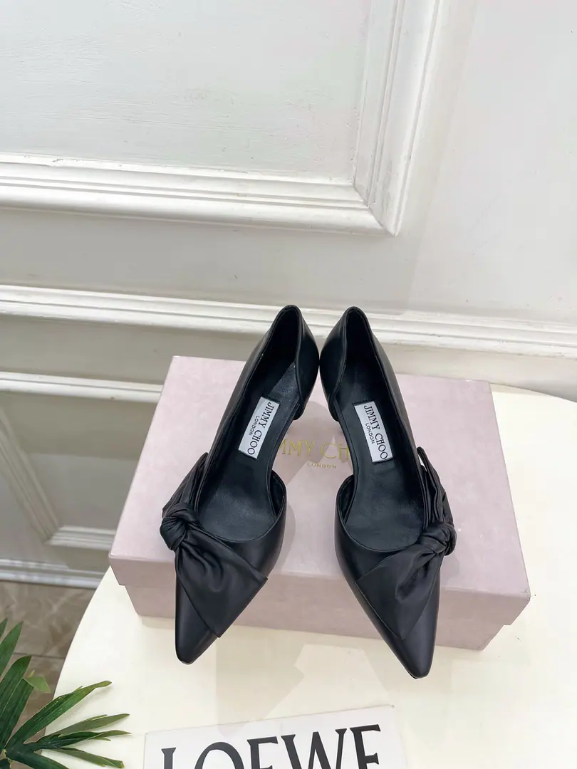 JimmyChoo Jimmy Chow. 26𝐬𝐬 ✨ 2026Autumn and winter brand new. The cabinet is up to date.JCThe pointy butterfly is tied up with his heels. BS- A gift. A super comfortable shoe with its feet., It's been a long time., The charm of fashion begins with the foot., ♪ I'm jealous of my eyes ♪, The sharp heels this year are more rosy., It's starting to lead fashion again., I'll take a look. ！ Shoe.: Original high custom silk Uchi.: Imports of sheep's skin Otsumi!: The original Italian is a big one. He's tall.: 7cm Size: 35~39（40.41I'll make sure I don't change it.） Plant price Numbering: 2608045