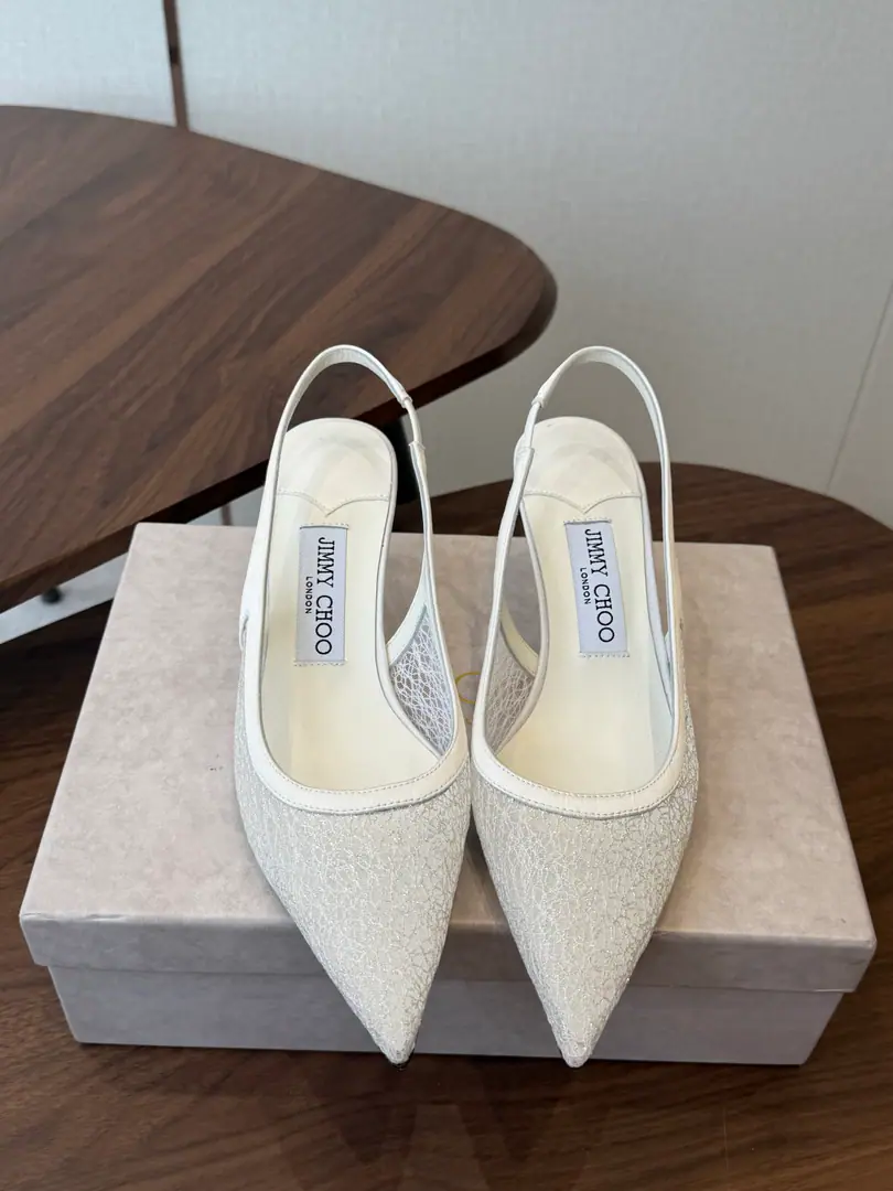 Jimmy Choo jc Chow Yuji. New lace heels., These are the retrograde little laces., It's definitely a shoe cabinet.CThe choice of the two.！It's not just a pair of shoes., And a symbol of grace and fashion.. Lacey is so delicate and soft., It's full of flesh., Classic head design., It's old and fashionable., ♪ Modified the foot ♪, And the atmosphere is so elegant.. Walking smooth and easy., I'm not tired of walking., Date, It's perfect for commuters.. Material: Shoe-face custom lace. Uchi.: In the sheep's skin. Otsumi!: That's a big one. Size: 35-42（40 41 42Make a no-refund order.）