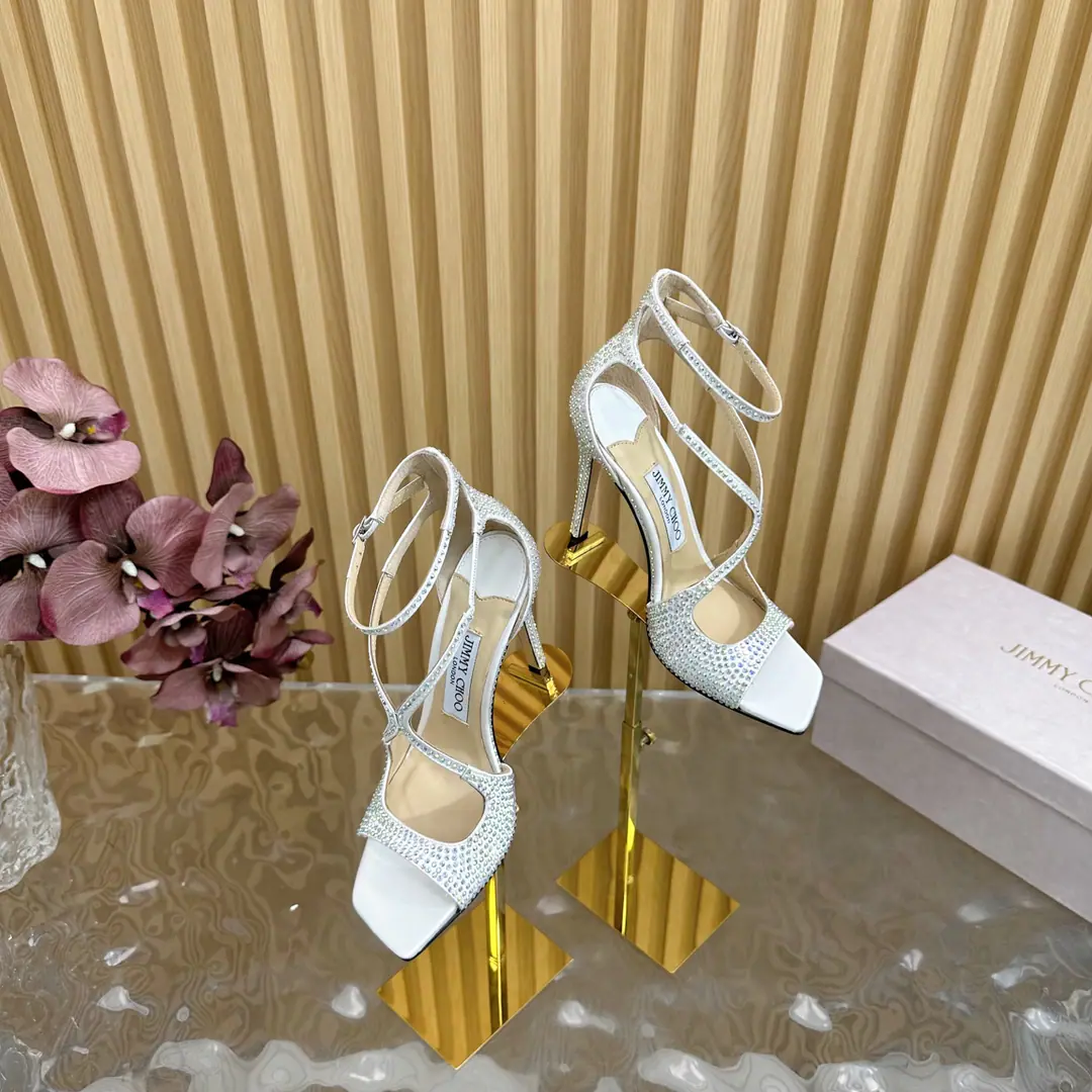 The first edition of the market exclusive high. 2025New Colour Jimmy ChooMorten's shoe., The street tap.SAECrystal chains, heels. Trailer Series Fancy scalding diamond. - The rainbows. （The whole shoe is schwarochian.）Personal sandals., 99％ A unique individual., Add1%It's a great inspiration., It's full of movies., You'll be a big piece in seconds.. Light it up., Show off., Romantic writing is ready., Lighten up your good mood.. ➰Heel is a man-made drill., Original custom-made crystal drilling necklace embedded in secret, Weave the starlight screens. Fabulous.: It's a very high-quality silk drill. Inner: - Good little sheep. Otsumi!: Italy IIIATier cattle skin. He's tall.: 10cm Codes: 35－39 （40, 41, 42 I'll make sure I don't change it.）