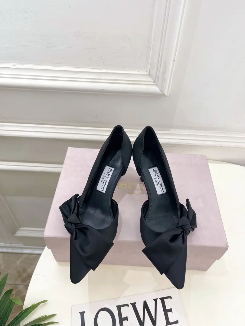 JimmyChoo Jimmy Chow. 26𝐬𝐬 ✨ 2026Autumn and winter brand new. The cabinet is up to date.JCThe pointy butterfly is tied up with his heels. BS- A gift. A super comfortable shoe with its feet., It's been a long time., The charm of fashion begins with the foot., ♪ I'm jealous of my eyes ♪, The sharp heels this year are more rosy., It's starting to lead fashion again., I'll take a look. ！ Shoe.: Original high custom silk Uchi.: Imports of sheep's skin Otsumi!: The original Italian is a big one. He's tall.: 7cm Size: 35~39（40.41I'll make sure I don't change it.） Plant price Numbering: 2608045