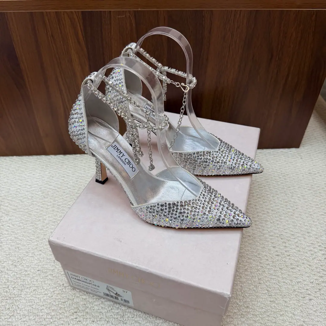 New exclusive. 💜Jimmy Choo/Jimmy Chow's heavy-handed, high-head and chain-high-hide sandals. Super-crystal shoes. It's so beautiful that it can't be seen. Shoes are very nice. It's not too narrow. There's plenty of room inside. Toes can relax enough. The water is drilled in the back of its feet and radians are charming. It's beautiful. ♪ The spirits of the world ♪ It's gorgeous and not exaggerating.！！ The fabric is drilled with imported surfaces The insides are all imported sheep's skin. CustomAA class of Italian skin. （Note-based custom is not changed） He's tall.: 9cm Size: 35-39（40/41/42Custom）
