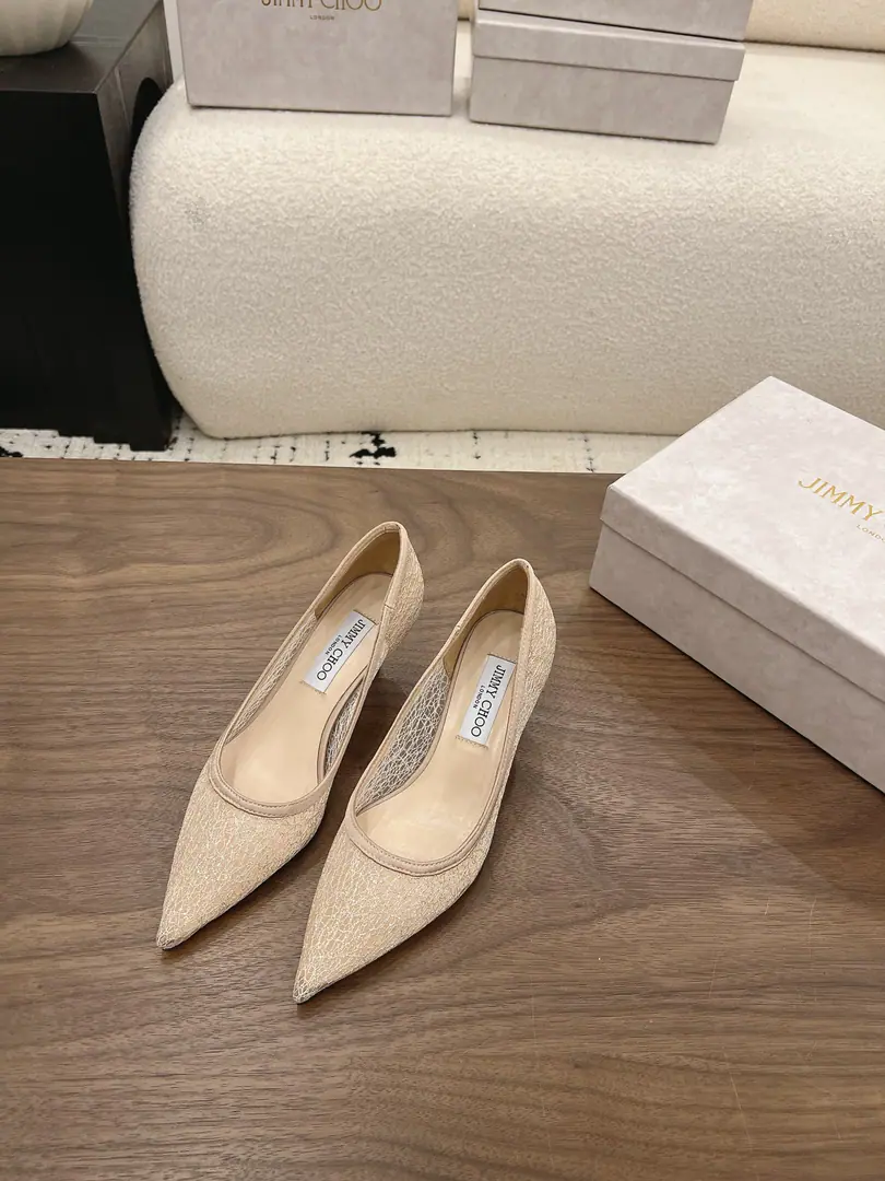 Jimmy Cho* 26SS♪ The new laces of early spring and high heels ♪ These shoes are really a hundred-dollar cut in a girls' shoe cabinet., It's nice and nice.！Black, White two classic colors, It's a good thing to wear it every day or to be here at a very important occasion.. - Slender lace-gauge shoes., You're so sullen., Gentle and superior.. The pointy design is so thin., And stretch your legs., Seconds grow into legs.. The soft inside feet are comfortable., I've been wearing it long enough to get my feet., Just walk.. Black with a little black dress., - A suit., A man with a talent and a temperament.. White with a dress., Little dress., The spirits are full., It's perfect for a wedding shoe.. Don't bother with the match., You'll see if you can get your feet up., Telecommuting, Date, Weddings can be worn.！ Shoe.: Lacey./Opening pearls Uchi.: Lamb skin. Otsumi!: That's a big one. size: 35-41Code（40, 41Code custom is not to be changed） He's tall.: 6.5cm