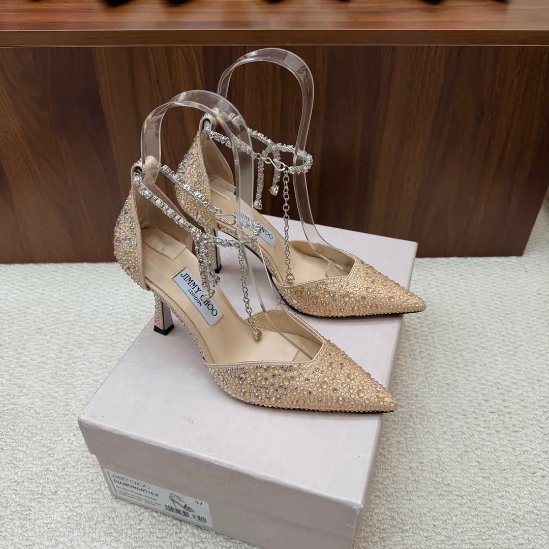 New exclusive. 💜Jimmy Choo/Jimmy Chow's heavy-handed, high-head and chain-high-hide sandals. Super-crystal shoes. It's so beautiful that it can't be seen. Shoes are very nice. It's not too narrow. There's plenty of room inside. Toes can relax enough. The water is drilled in the back of its feet and radians are charming. It's beautiful. ♪ The spirits of the world ♪ It's gorgeous and not exaggerating.！！ The fabric is drilled with imported surfaces The insides are all imported sheep's skin. CustomAA class of Italian skin. （Note-based custom is not changed） He's tall.: 9cm Size: 35-39（40/41/42Custom）