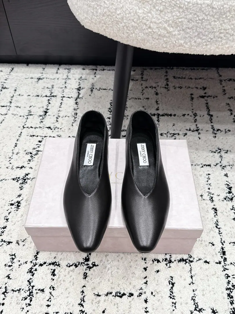 Jimmy Cho*26/ The new summer is a simple flat-bed shoe. A single pair of sharp-headed flat-bed shoes with a clear sense of excellence., A sharp cut of a sharp head with a soft and shallow line., ♪ Bring a sense of grace and grace ♪, No style, no match.. You can easily fit in a suit or a straight jeans., A half-skirt is more than a gentle commuting style., And you can take advantage of the casual dress and create a loose-looking dress.. ✔️Shoe.: Lamb skin. ✔️Uchi.: Lamb skin. ✔️Otsumi!: Italy is a big-ass country. ✔️size: 35-42Code（40, 41, 42Code custom is not to be changed）