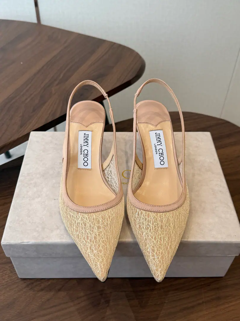 Jimmy Choo jc Chow Yuji. New lace heels., These are the retrograde little laces., It's definitely a shoe cabinet.CThe choice of the two.！It's not just a pair of shoes., And a symbol of grace and fashion.. Lacey is so delicate and soft., It's full of flesh., Classic head design., It's old and fashionable., ♪ Modified the foot ♪, And the atmosphere is so elegant.. Walking smooth and easy., I'm not tired of walking., Date, It's perfect for commuters.. Material: Shoe-face custom lace. Uchi.: In the sheep's skin. Otsumi!: That's a big one. Size: 35-42（40 41 42Make a no-refund order.）
