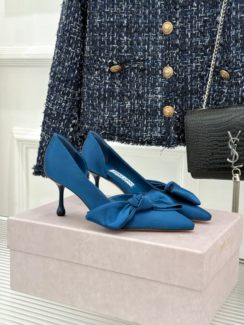 Plant price Jimmy Choo/Jimmy Chow.26WFNew The stumpy butterfly with a high heels. The bow is so soft and bright. Side-space design thin feet He's got a long leg. You're a good man. It's a perfect date dinner. With a suit of air. And the dress is warm and warm. You're not tired of running around. Low-key old money. The shoes are flowing. Details show the heart of brands. Autumn and winter are perfect for the coat. It's easy to feel like a girl. The more you look, the better you feel. You can be sure of your sister. The cabinet must be in the treasure. You're not gonna step on a thunderstorm.！ Facework customized leather with original The inside feet are all sheep's skin. Italian imports are so thick. size: 35-39（40/41Custom） Numbering: 86320260815