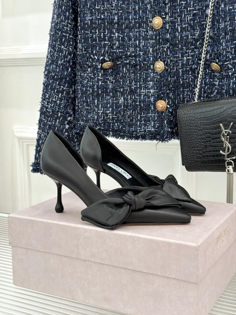 Plant price Jimmy Choo/Jimmy Chow.26WFNew The stumpy butterfly with a high heels. The bow is so soft and bright. Side-space design thin feet He's got a long leg. You're a good man. It's a perfect date dinner. With a suit of air. And the dress is warm and warm. You're not tired of running around. Low-key old money. The shoes are flowing. Details show the heart of brands. Autumn and winter are perfect for the coat. It's easy to feel like a girl. The more you look, the better you feel. You can be sure of your sister. The cabinet must be in the treasure. You're not gonna step on a thunderstorm.！ Facework customized leather with original The inside feet are all sheep's skin. Italian imports are so thick. size: 35-39（40/41Custom） Numbering: 86320260815