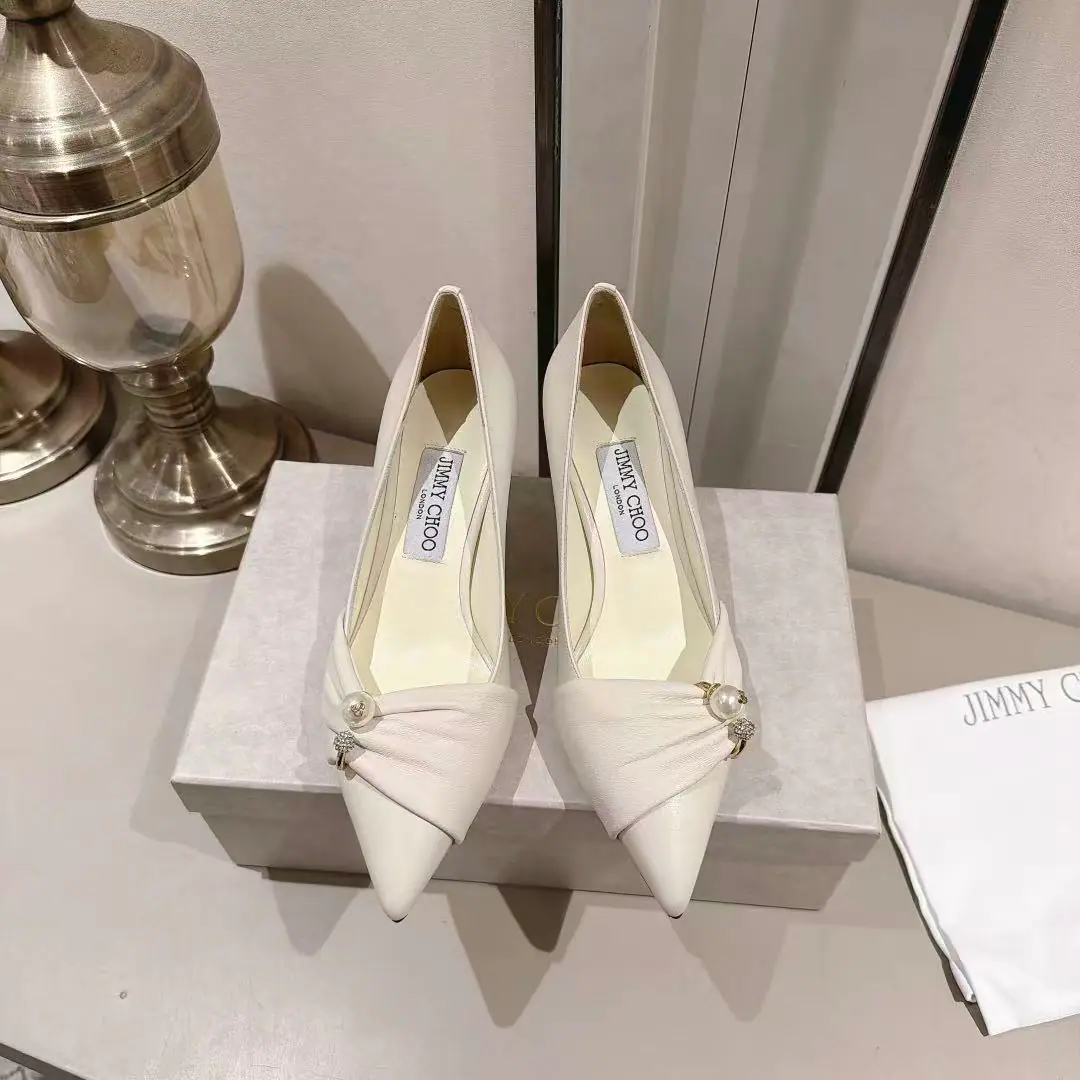 JIMMY CHOO RafiYou're wearing a new wrinkled heel., The pearls on the shoe are warm and warm., No exaggeration, MatchbingbingThe ball will be both noble and gas-balanced.！It's an office., First choice for the party., It's a lot lower than a full drill., It's a higher class than a single., Close your eyes, you commuters., White Wimvinya., Black Queen is a good girl.！ Shoe.: Import of sheep skin Uchi.: Import of sheep skin Otsumi!: The Italians are so rich. Codes: 35～39(34 40-42Custom without re-offer) He's tall.: Floor/6.5/8.5cm