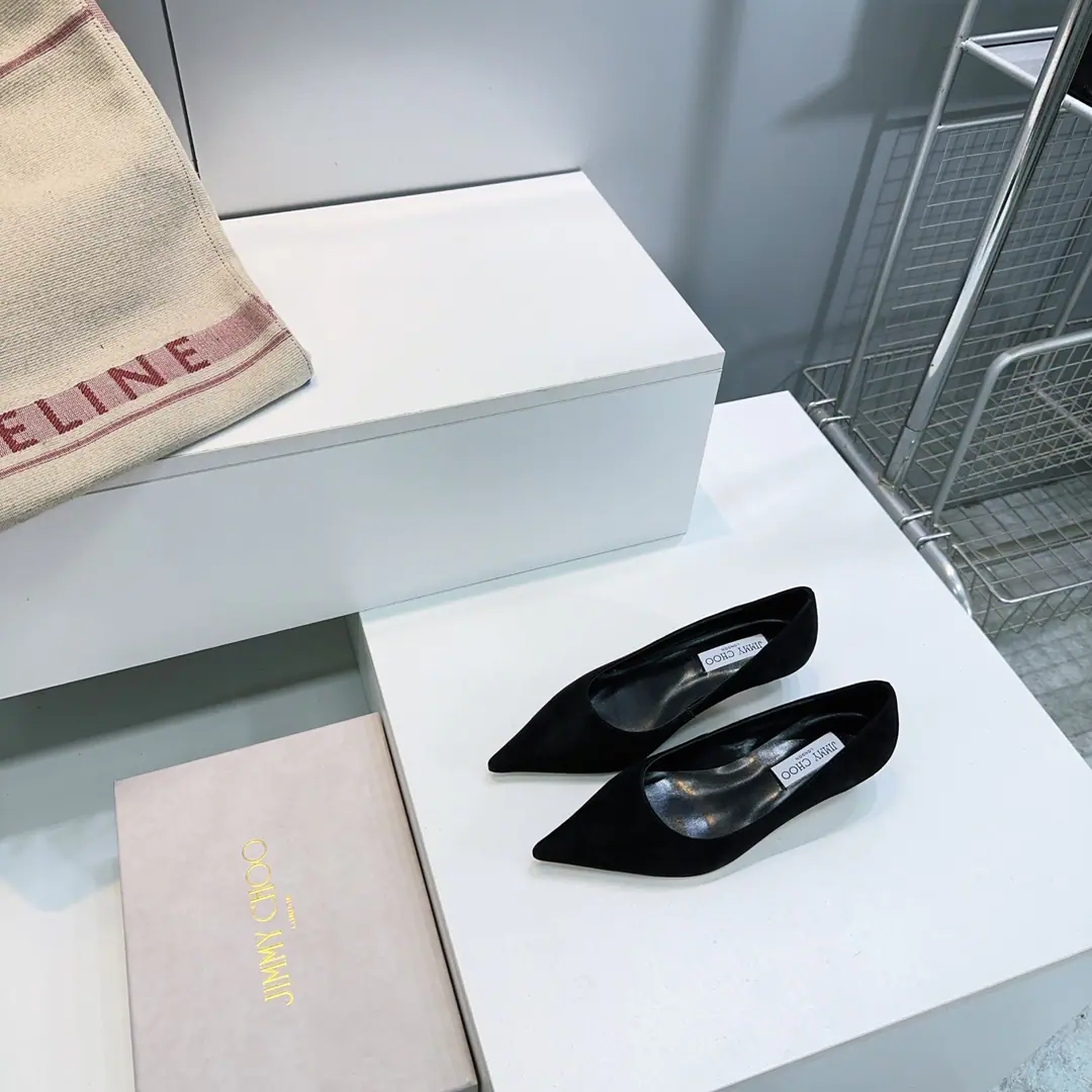 High quality out of the plant.！Top Quality🔥 Jimmy choo26The latest squirt and pointy heels.！ Synchronize cabinets Master's skill Comfortable and leisure. Sweet. ！ It's easy to be satisfied without a solution. blingbling ♪ And face down to the graceful breath of grace ♪, It's simple and elegant and not vulgar.！ Shoes are very trimmed., The line is so high-profile., The upper foot is delicate and old., A pair of shallow shoes anyone needs., The tender white milk is full.！ The shoe face is mixed with imported sheep skin./- Oh, Pete. I'll put my feet in the back. Italian imports are so colory. He's tall.:3.5cm Codes:35-42（40 41 42No change.） Prefixed packaging