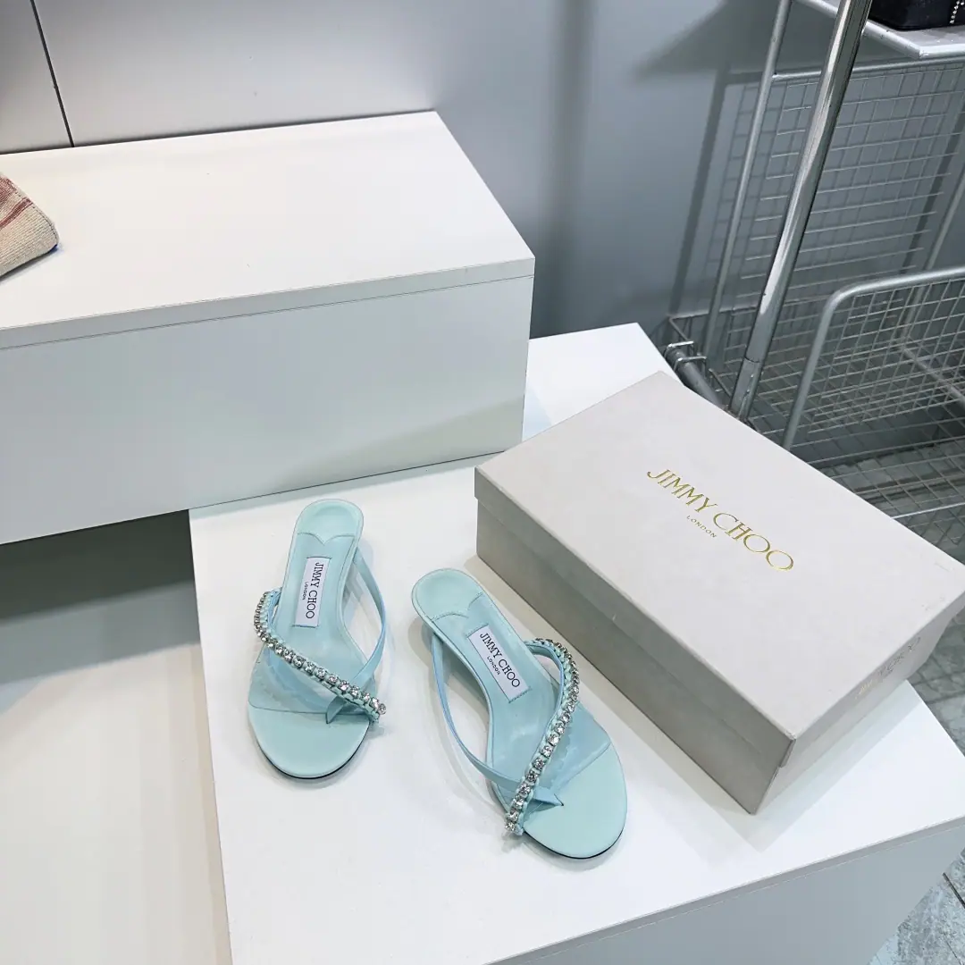 High quality out of the plant.！Top Quality🔥Jimmy ChooChow Yuji.26Spring and summer silk and crystals and sandals.！ Synchronize cabinets No sunshine is so beautiful., These shoes are all lightweight., It's quite good for air and comfort., Importing silk and mastery manual work., The rework made a superb beauty, both as a work and a daily one.OK I'm using a mixed-skin skin on my shoe./Import Czech drills I'll put my foot on the skin inside./Importing silk silk. Italian imports are so colory. He's tall.:3.5cm Codes:35-42（40.41 42No change.） Prefixed packaging