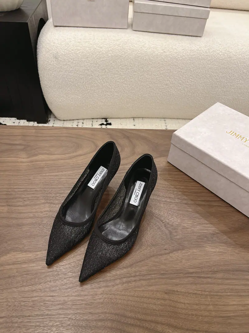 Jimmy Cho* 26SS♪ The new laces of early spring and high heels ♪ These shoes are really a hundred-dollar cut in a girls' shoe cabinet., It's nice and nice.！Black, White two classic colors, It's a good thing to wear it every day or to be here at a very important occasion.. - Slender lace-gauge shoes., You're so sullen., Gentle and superior.. The pointy design is so thin., And stretch your legs., Seconds grow into legs.. The soft inside feet are comfortable., I've been wearing it long enough to get my feet., Just walk.. Black with a little black dress., - A suit., A man with a talent and a temperament.. White with a dress., Little dress., The spirits are full., It's perfect for a wedding shoe.. Don't bother with the match., You'll see if you can get your feet up., Telecommuting, Date, Weddings can be worn.！ Shoe.: Lacey./Opening pearls Uchi.: Lamb skin. Otsumi!: That's a big one. size: 35-41Code（40, 41Code custom is not to be changed） He's tall.: 6.5cm