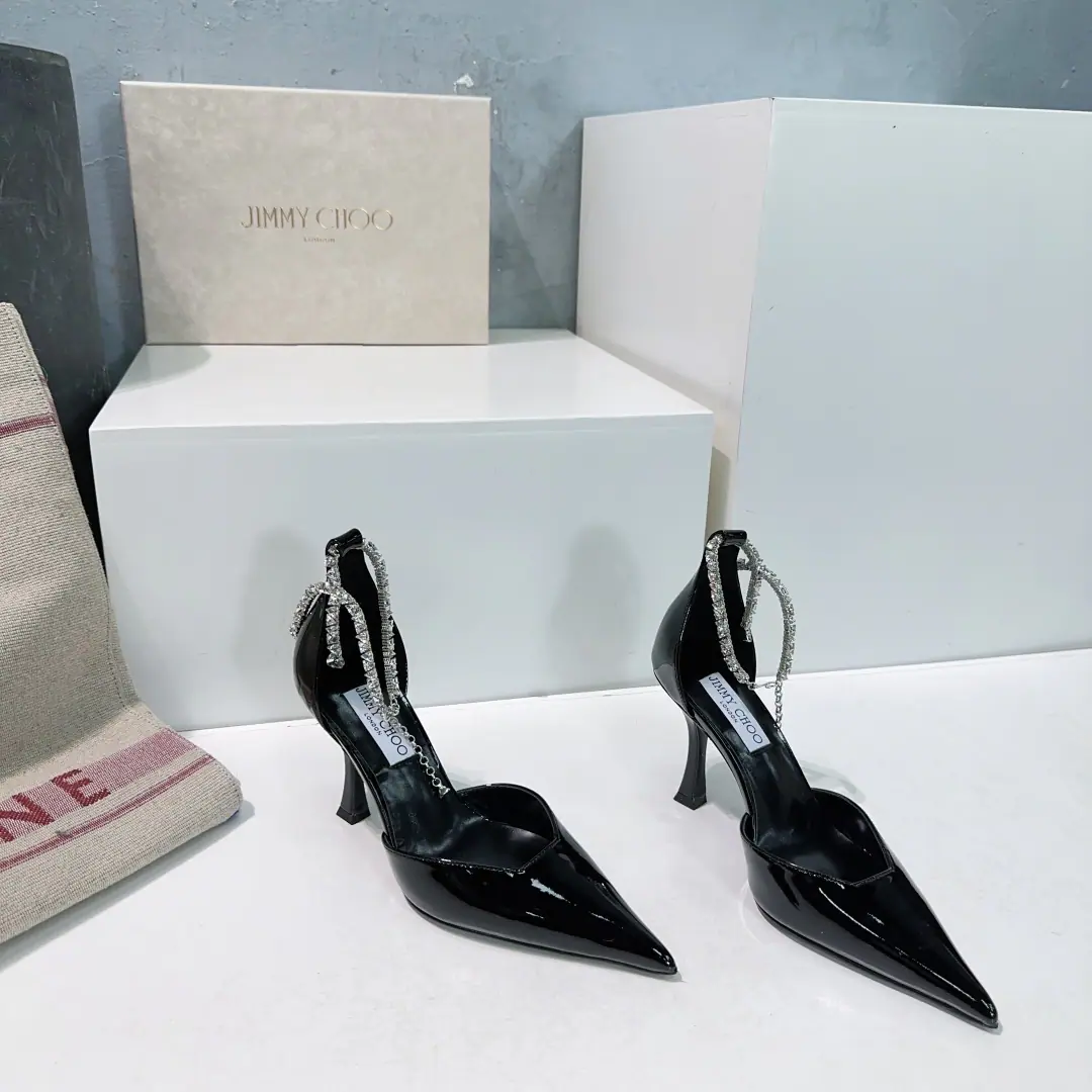 High quality out of the plant.！Top Quality🔥Jimmy Choo26Spring and summer.jcNew water drills with high heels and empty sandals.！Water drilling decoration blingbling ♪ And face down to the graceful breath of grace ♪, ♪ Bright isn't so vulgar ♪！ Shoes are very trimmed., The line is so high-profile., The upper foot is delicate and old., A pair of shallow shoes anyone needs., The tender white milk is full.！Put the elegant elements together.！ Comfortable and fashion-friendly., It's a good look for a pair of sex., Single shoes are a single item for four seasons a year.！ The shoes are covered in soft paint. The inside of the bed is covered with water and the skin of the sheep. Italian imports are so colory. He's tall.:NYO9.5cm Codes35-42（40 41 42No. No.） Prefixed packaging
