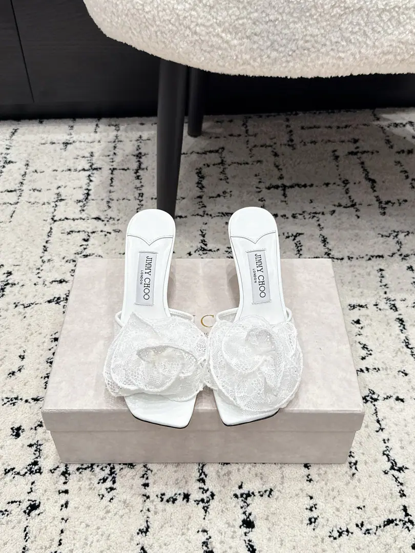 JimmyChoo Jimmy Chow. 26/Spring and summer brand new. Latest Lace Rose slippers. Lace high heels., Very sweet of lace.+Treading, The stylish 3-pollen flower is so elegantly romantic.✨. Xiao Gao's appointment5-7cm, Pull the legs., The back-air belt is more secure., It's easy to wear.. Weddings, whatever., Party is always a great dress., It's easy to get a sense of shape.💃. Jimmy ChooFamous for high-end custom and fashion design, It's a girl's shoe cabinet.！ ✔️Fabulous.: Original custom lace ✔️Uchi.: Lamb skin. ✔️Otsumi!: That's a big one. ✔️He's tall.: 4.5/6.5cm ✔️Size: 35-41（40 41Do it.）