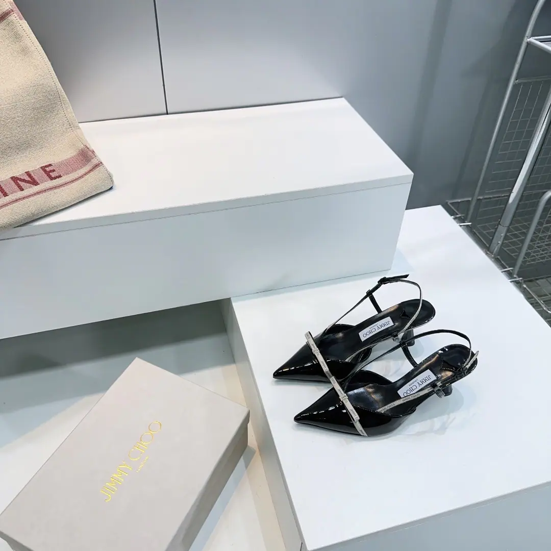 High quality out of the plant.！Top Quality🔥Jimmy Choo 26Spring and summer, the new bow.logoThe stubble is empty and old. The heavy process is so fine with the heels. 🍷 Synchronize cabinets Master's skill Comfortable and leisure. Sweet. It's easy to be satisfied without a solution. blingbling ♪ And face down to the graceful breath of grace ♪, ♪ Bright isn't so vulgar ♪！Shoes are very trimmed., The line is so high-profile., The upper foot is delicate and old.！ The shoes are covered in soft paint. I'll put my foot on the skin inside. Italian imports are so thick. He's tall.:NYO6.5cm Codes:35-42（40 41 42Make a no-refund order.） Prefixed packaging