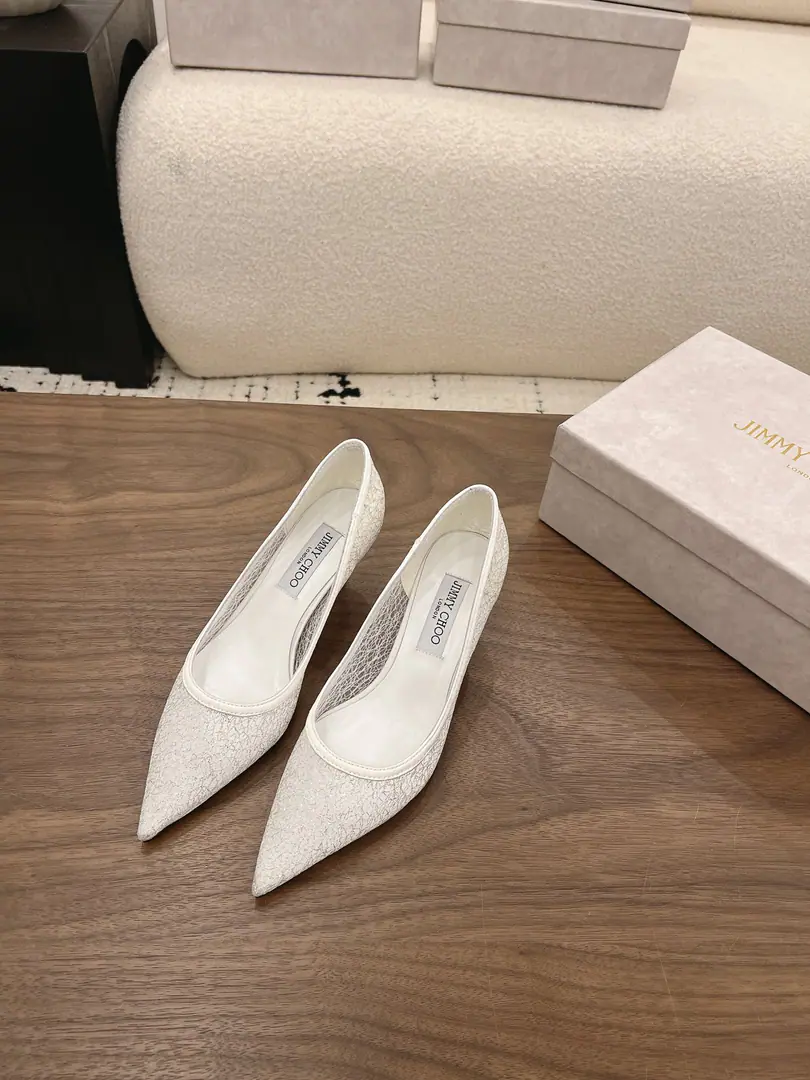 Jimmy Cho* 26SS♪ The new laces of early spring and high heels ♪ These shoes are really a hundred-dollar cut in a girls' shoe cabinet., It's nice and nice.！Black, White two classic colors, It's a good thing to wear it every day or to be here at a very important occasion.. - Slender lace-gauge shoes., You're so sullen., Gentle and superior.. The pointy design is so thin., And stretch your legs., Seconds grow into legs.. The soft inside feet are comfortable., I've been wearing it long enough to get my feet., Just walk.. Black with a little black dress., - A suit., A man with a talent and a temperament.. White with a dress., Little dress., The spirits are full., It's perfect for a wedding shoe.. Don't bother with the match., You'll see if you can get your feet up., Telecommuting, Date, Weddings can be worn.！ Shoe.: Lacey./Opening pearls Uchi.: Lamb skin. Otsumi!: That's a big one. size: 35-41Code（40, 41Code custom is not to be changed） He's tall.: 6.5cm