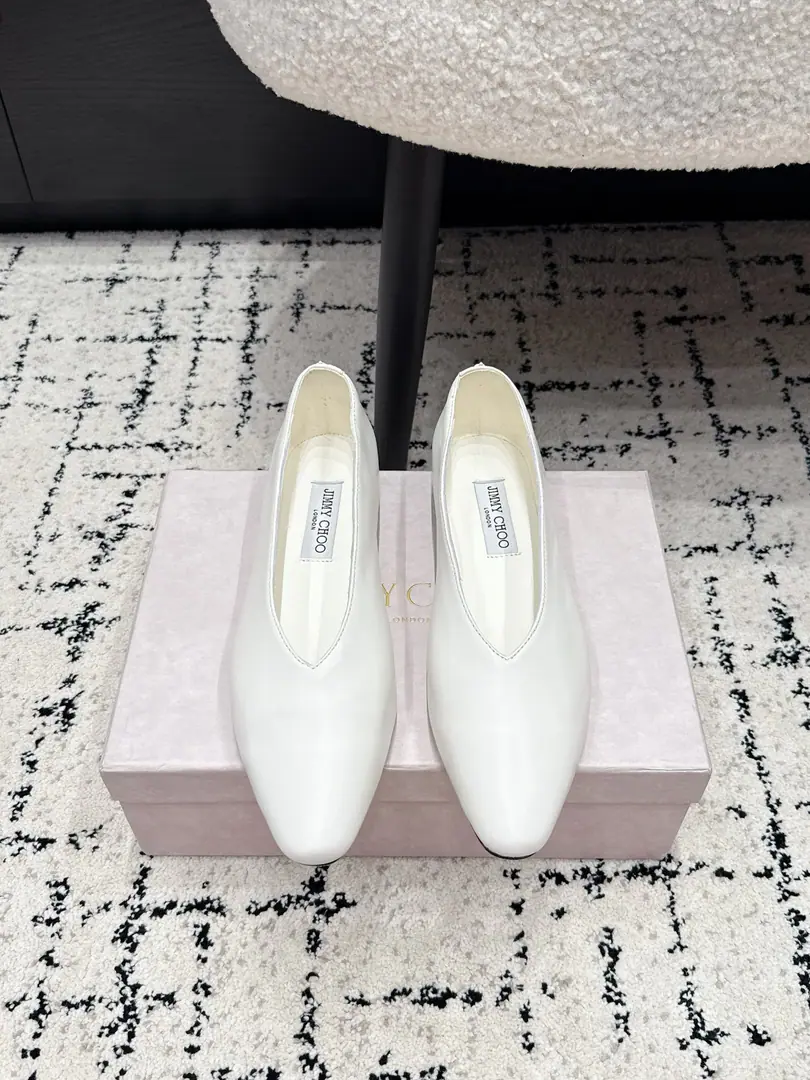 Jimmy Cho*26/ The new summer is a simple flat-bed shoe. A single pair of sharp-headed flat-bed shoes with a clear sense of excellence., A sharp cut of a sharp head with a soft and shallow line., ♪ Bring a sense of grace and grace ♪, No style, no match.. You can easily fit in a suit or a straight jeans., A half-skirt is more than a gentle commuting style., And you can take advantage of the casual dress and create a loose-looking dress.. ✔️Shoe.: Lamb skin. ✔️Uchi.: Lamb skin. ✔️Otsumi!: Italy is a big-ass country. ✔️size: 35-42Code（40, 41, 42Code custom is not to be changed）