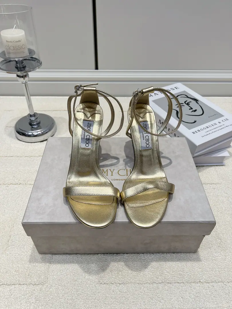 G Jimmy ChooGold rings around the heels.26ss Party-sniffer. The gold tie is full of sandals. High-level Light Metal Light, The light of nature carries a soft light., Take a picture of the big picture. Single tape+The ankle-tied design., Modified ankle lines, The proportion of crazy legs pulled. The buttons are free to relax., I can't get my ankles out., Walking steady and steady. And the high-level of air and walking comfort., Dinner toast., Date, The holidays are so much fun. With a dress., A dress with a strap., The beach dress., The light and lavish pants are a direct seal. Birthday party., - On an anniversary date., I'm going out to the sea to get a good name. ▪Shoe.: The face of the dusk. ▪Foot.: In the sheep's skin. ▪Otsumi!: That's a big one. ▪Codes: 34-42（34.40.41.42I'll make sure I don't change it.）