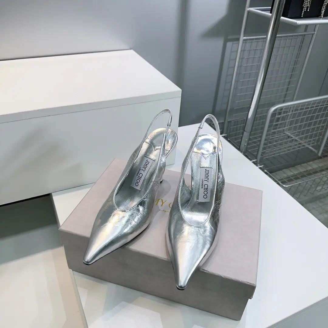 High quality out of the plant.！Top Quality🔥 Jimmy choo26The latest fashion is a simple high-end, sharp-headed, empty sandals. ！ Synchronize cabinets Master's skill Comfortable and leisure. Sweet. ！ It's easy to be satisfied without a solution. blingbling ♪ And face down to the graceful breath of grace ♪, ♪ Bright isn't so vulgar ♪！ Shoes are very trimmed., The line is so high-profile., The upper foot is delicate and old., A pair of shallow shoes anyone needs., The tender white milk is full.！ The shoe face is mixed with imported sheep skin. I'll put my feet in the back. Italian imports are so colory. He's tall.:10cm Codes:35-42（40 41 41No change.） Prefixed packaging