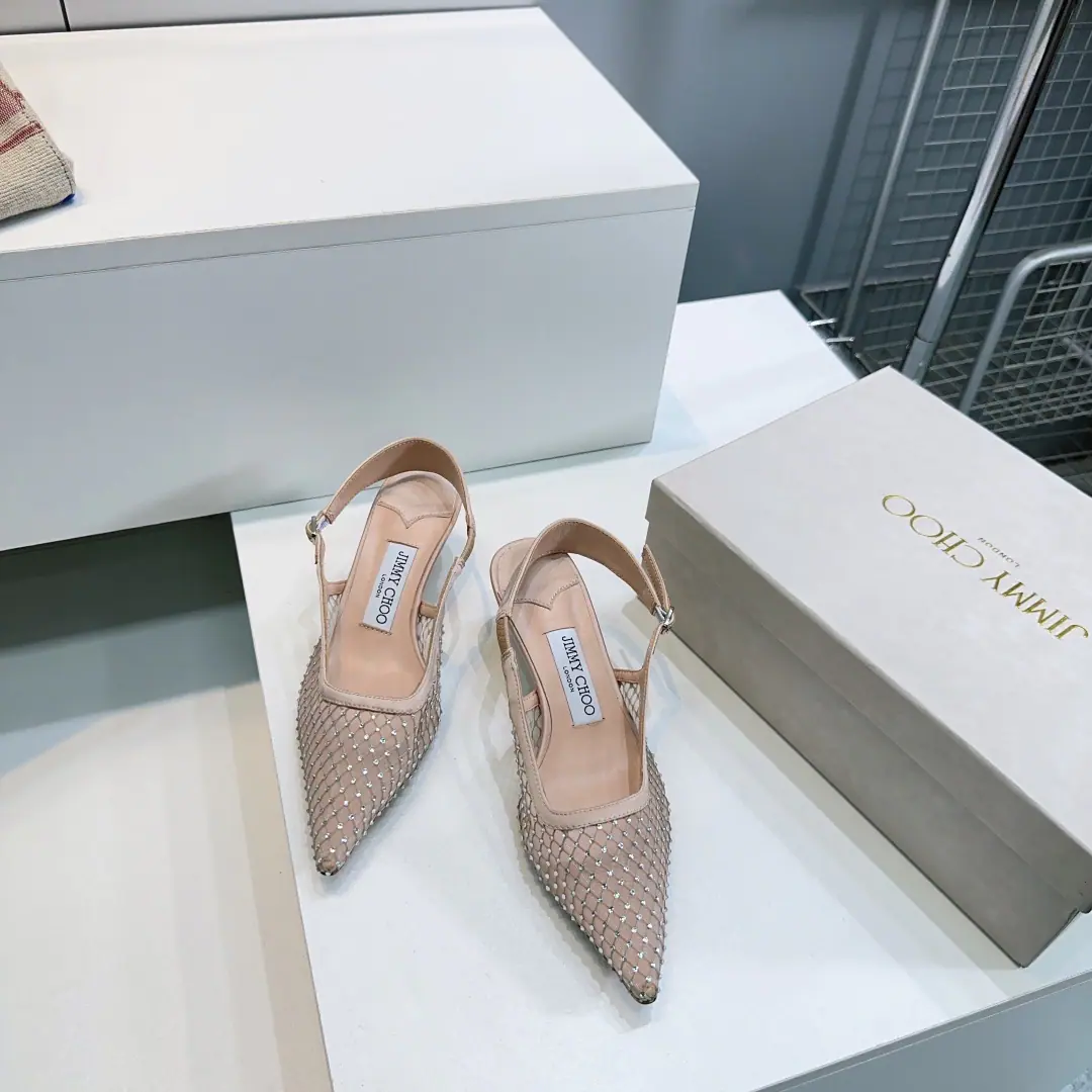 High quality out of the plant.！Top Quality🔥Jimmy Choo｜Chow Yuji.26The new spring and summer dress is hot with a little cat and a little sandal behind it.！JcThe classic crystal-hot-cut-net-gauge heel.🔥 A super-sink.！It's so beautiful that it's suffocating. The super-fascinating Schwartz Crystal Drizzle. bling blingDrip... The super-bigmous woman of feet.✔️ Use import netting on the shoe./Schwartz's Crystal Drilling. The shoe face is burnt with the original net veil. I'll put my feet on the back of my head. Italian imports of cattle and skin He's tall.:5.5cm Codes:35-42（ 40/41/42No change.） Prefixed packaging
