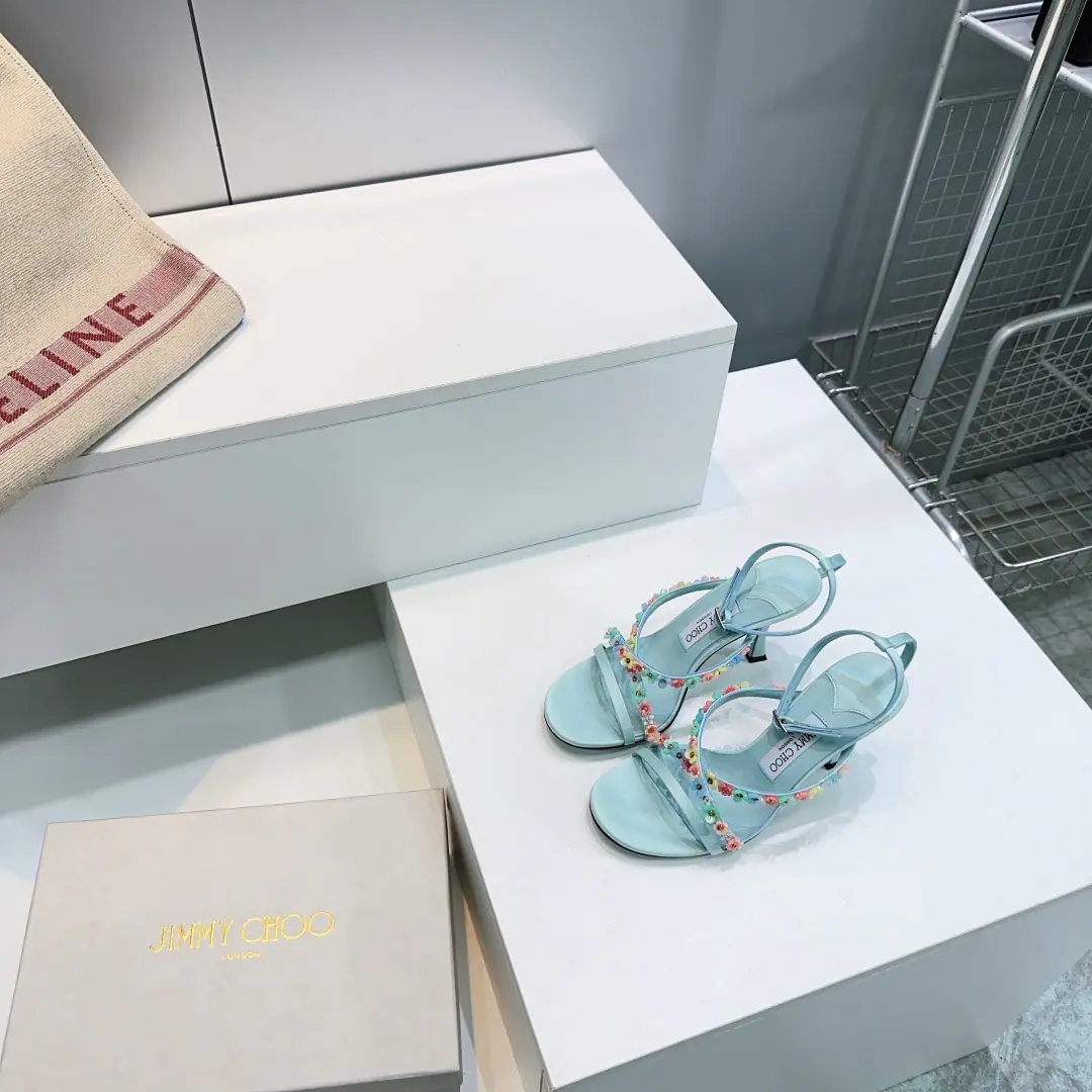 High quality out of the plant.！Top Quality🔥Jimmy ChooChow Yuji.26Spring and summer, a small flower with a high heels and sandals.！Salt is sweet.🔥Qingy-kyung sandals.！ Synchronize cabinets The upper foot is really beautiful., These shoes are all lightweight., It's quite good for air and comfort., Importing silk and mastery manual work., The rework made a superb beauty, both as a work and a daily one.OK I'm using a mixed-skin skin on my shoe. I'll put my foot on the skin inside./Importing silk silk. Italian imports are so colory. He's tall.:8.5cm Codes:35-42（40.41 42No change.） Prefixed packaging