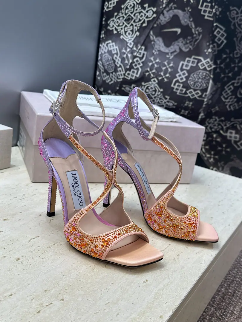 Plant prices Chow Yuji.Jimmy Choo 2026Spring and summer, the twilight water is a twig of jelly and cross-shoes. Jimmy Chow.JCLetterlogo High-hee fish with bare sandals. Material:The shoes are for sheep, skin is for Australian water.+In the skin of the sheep.+Italy is a big-ass country. He's tall.: 10.5CM Codes: 35-39（40.41.42Custom without re-offer)