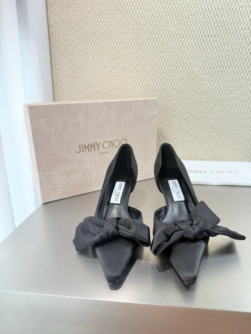Jimmy ChooThe sage is high heels. Black silk. Six color in. 🎀26AutumnISSYSeries An essential fashion single., Ripples, silky., A beach vacation., Dinner., The Sea Island wedding is a big movie. Fancy series ♪ The cold is clear ♪ Date/- The workplace.holdStay., The thin ankles of the top-end design of the bowing bow and bow of the butterfly., Tight and long legs., A gentle vacation with a cheek., The skin is so good at daily life. Adults don't choose. All in the shoe cabinet. 👠The shoe is a silky thing. The inside water dyes the skin. Codes Female 35 36 37 38 39 （40We'll do it. ） Prefixed packaging