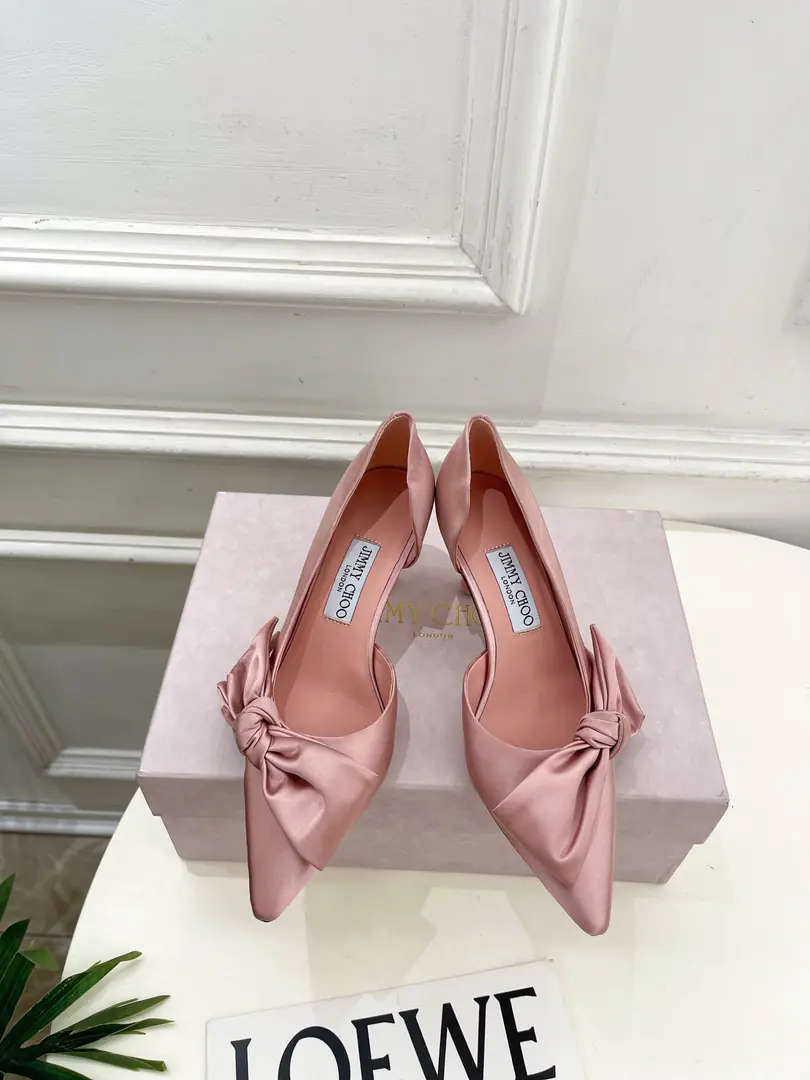JimmyChoo Jimmy Chow. 26𝐬𝐬 ✨ 2026Autumn and winter brand new. The cabinet is up to date.JCThe pointy butterfly is tied up with his heels. BS- A gift. A super comfortable shoe with its feet., It's been a long time., The charm of fashion begins with the foot., ♪ I'm jealous of my eyes ♪, The sharp heels this year are more rosy., It's starting to lead fashion again., I'll take a look. ！ Shoe.: Original high custom silk Uchi.: Imports of sheep's skin Otsumi!: The original Italian is a big one. He's tall.: 7cm Size: 35~39（40.41I'll make sure I don't change it.） Plant price Numbering: 2608045