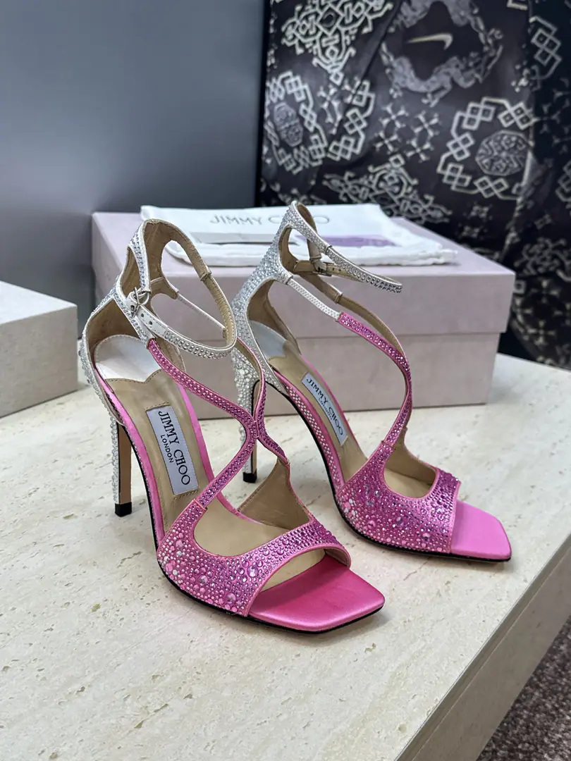 Plant prices Chow Yuji.Jimmy Choo 2026Spring and summer, the twilight water is a twig of jelly and cross-shoes. Jimmy Chow.JCLetterlogo High-hee fish with bare sandals. Material:The shoes are for sheep, skin is for Australian water.+In the skin of the sheep.+Italy is a big-ass country. He's tall.: 10.5CM Codes: 35-39（40.41.42Custom without re-offer)