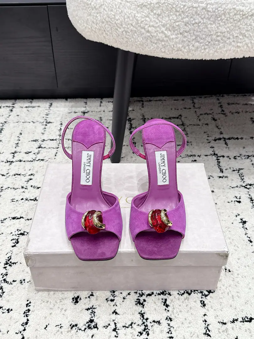 Jimmychoo 26/ Summer New Money The stylish metal drill with the toes on the side of the sandals is so sexy and empty. The most interesting part of this series is the aversion and the small surprise.！Soft pink can be bold., The color is very touching.. Sandra ChoiMove super-paper peyman into Milan., ♪ All around the green and the flowers ♪, It's like walking into a super-realistic fairyland. ✔️Fabulous.: Goki!/Shinseng ✔️Uchi.: Imported a parchment. ✔️Otsumi!: The Italians are so rich. ✔️He's tall.: 10cm ✔️Codes: 35-41（40 41Do it.）