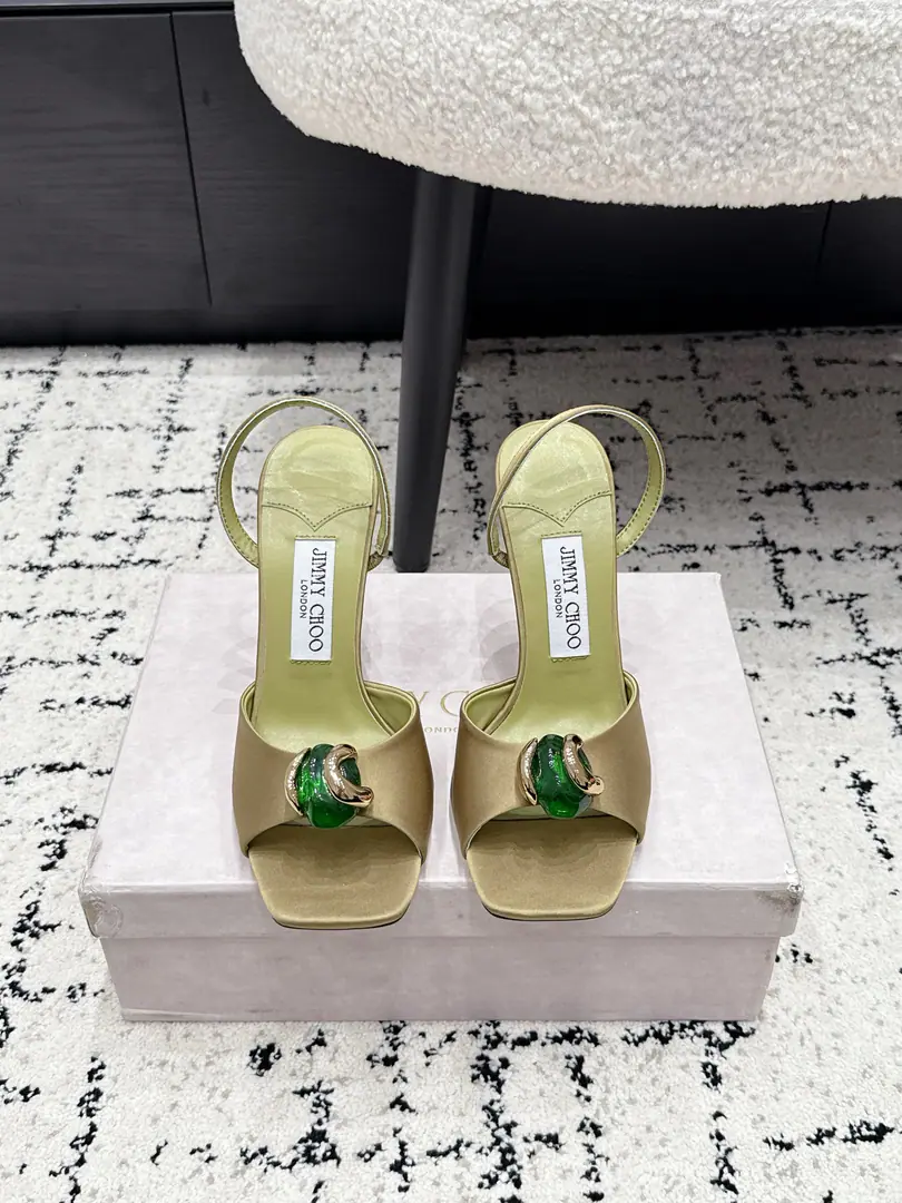 Jimmychoo 26/ Summer New Money The stylish metal drill with the toes on the side of the sandals is so sexy and empty. The most interesting part of this series is the aversion and the small surprise.！Soft pink can be bold., The color is very touching.. Sandra ChoiMove super-paper peyman into Milan., ♪ All around the green and the flowers ♪, It's like walking into a super-realistic fairyland. ✔️Fabulous.: Goki!/Shinseng ✔️Uchi.: Imported a parchment. ✔️Otsumi!: The Italians are so rich. ✔️He's tall.: 10cm ✔️Codes: 35-41（40 41Do it.）