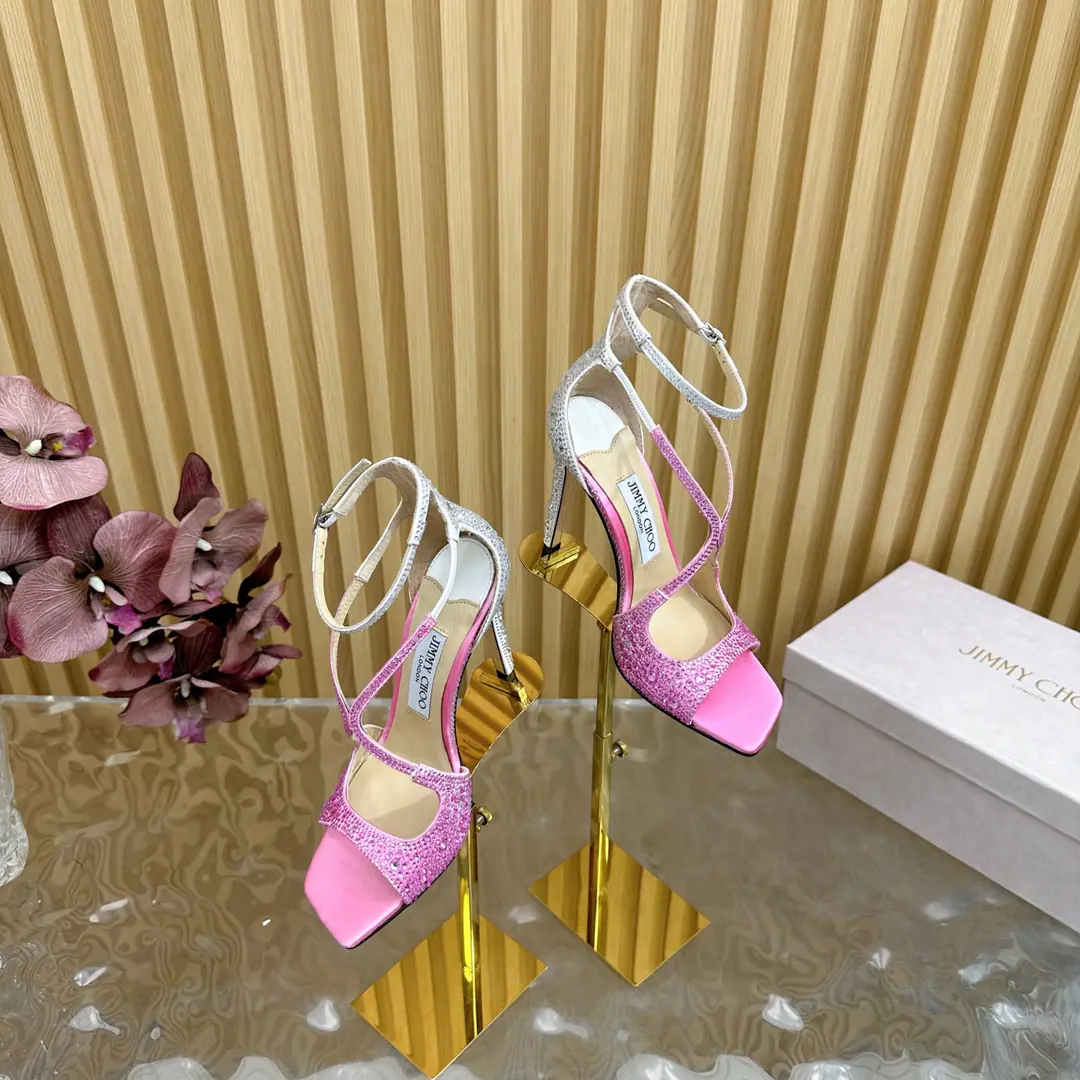 The first edition of the market exclusive high. 2025New Colour Jimmy ChooMorten's shoe., The street tap.SAECrystal chains, heels. Trailer Series Fancy scalding diamond. - The rainbows. （The whole shoe is schwarochian.）Personal sandals., 99％ A unique individual., Add1%It's a great inspiration., It's full of movies., You'll be a big piece in seconds.. Light it up., Show off., Romantic writing is ready., Lighten up your good mood.. ➰Heel is a man-made drill., Original custom-made crystal drilling necklace embedded in secret, Weave the starlight screens. Fabulous.: It's a very high-quality silk drill. Inner: - Good little sheep. Otsumi!: Italy IIIATier cattle skin. He's tall.: 10cm Codes: 35－39 （40, 41, 42 I'll make sure I don't change it.）