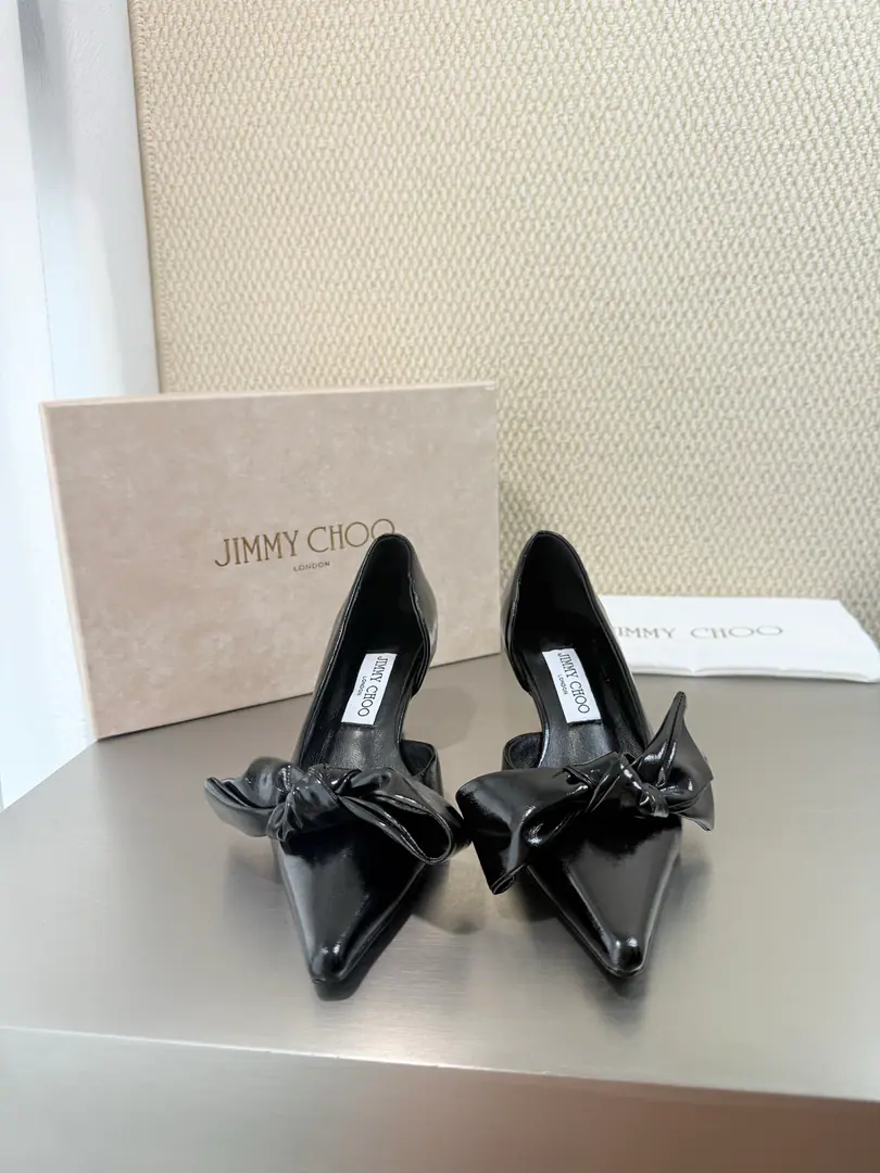 Jimmy ChooThe sage is high heels. Black leather. Six color in. 🎀26AutumnISSYSeries An essential fashion single., Ripples, silky., A beach vacation., Dinner., The Sea Island wedding is a big movie. Fancy series ♪ The cold is clear ♪ Date/- The workplace.holdStay., The thin ankles of the top-end design of the bowing bow and bow of the butterfly., Tight and long legs., A gentle vacation with a cheek., The skin is so good at daily life. Adults don't choose. All in the shoe cabinet. 👠The shoe is a silky thing. The inside water dyes the skin. Codes Female 35 36 37 38 39 （40We'll do it. ） Prefixed packaging