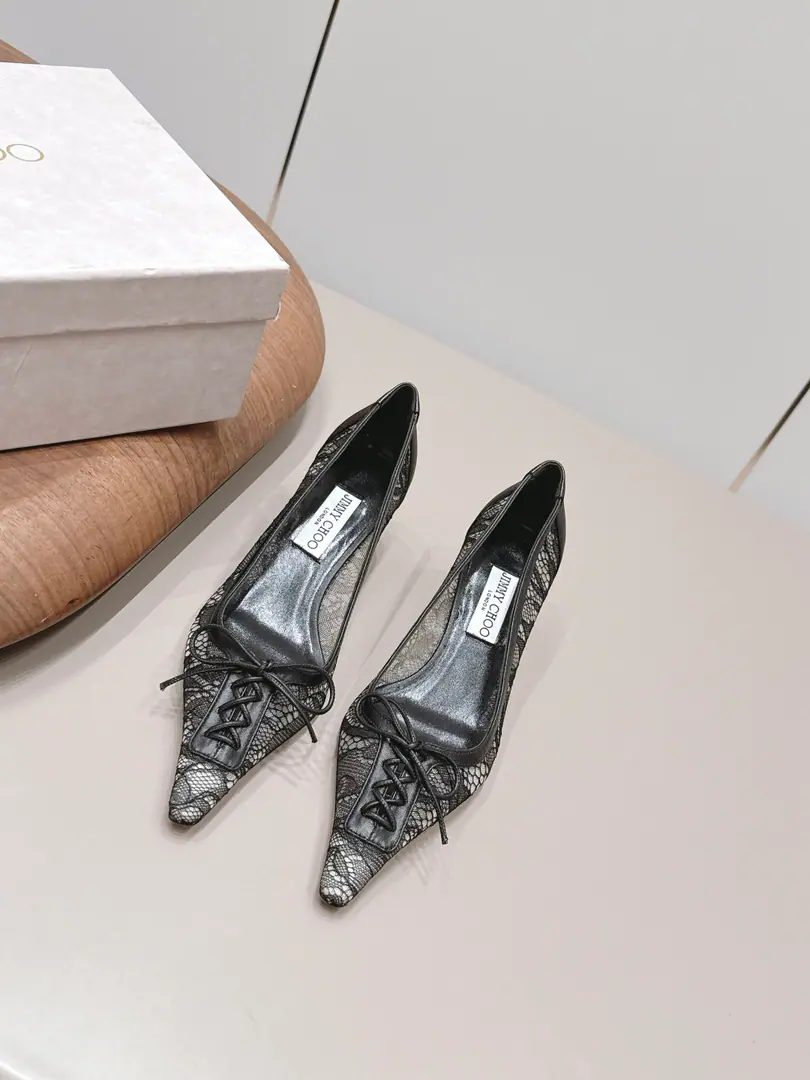 Get out of the factory.: 《Unique top version》 JIMMY CHOO-26vsSpring and summer fashion new shoe series… 【Pointy lace shoes.】 Original Top Croak, ♪ And I'll give it to you ♪⚠️It's a great fashion.～ The new one is the only one., It's definitely making you unique.☀☀ The whole line is super fluid., Stretch your legs., The upper foot is super comfortable., Very creative design., And it's very advanced.…… ❶Fabulous.: Original customized sheep skin/Lacey. ❷Uchi.: Original customized sheep skin ❸Otsumi!: The original custom is really big. ❹Heel.: 6cm ❺Packaging: Original package ❻Codes: 35-39（40.Custom without re-offer） ☀Colours: Official Synchronization Update