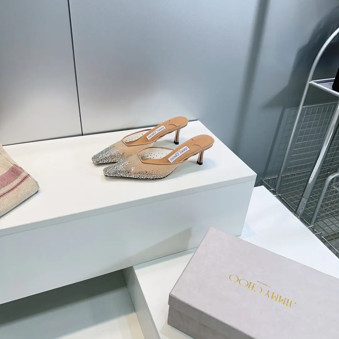 High quality out of the plant.！Top Quality🔥Jimmy Choo｜Chow Yuji.26Spring and summer, the netting is hot with the panda and the slippers.！JcThe classic crystal-hot-cut-net-gauge heel.🔥 A super-sink.！It's so beautiful that it's suffocating. The super-fascinating Schwartz Crystal Drizzle. bling blingDrip... The super-bigmous woman of feet.✔️ Use import netting on the shoe./Schwartz's Crystal Drilling. The shoe face is burnt with the original net veil. I'll put my feet on the back of my head. Italian imports of cattle and skin He's tall.:5.5cm Codes:35-42（ 40/41/42No change.） Prefixed packaging