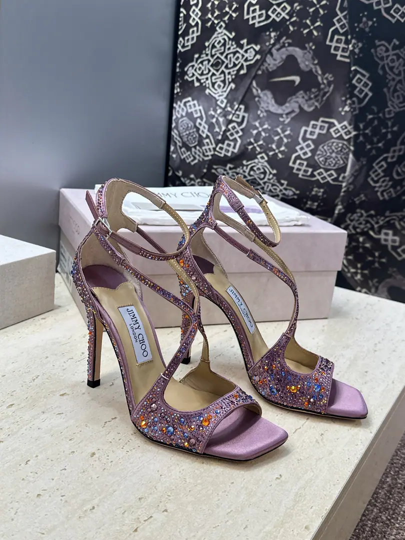 Plant prices Chow Yuji.Jimmy Choo 2026Spring and summer, the twilight water is a twig of jelly and cross-shoes. Jimmy Chow.JCLetterlogo High-hee fish with bare sandals. Material:The shoes are for sheep, skin is for Australian water.+In the skin of the sheep.+Italy is a big-ass country. He's tall.: 10.5CM Codes: 35-39（40.41.42Custom without re-offer)